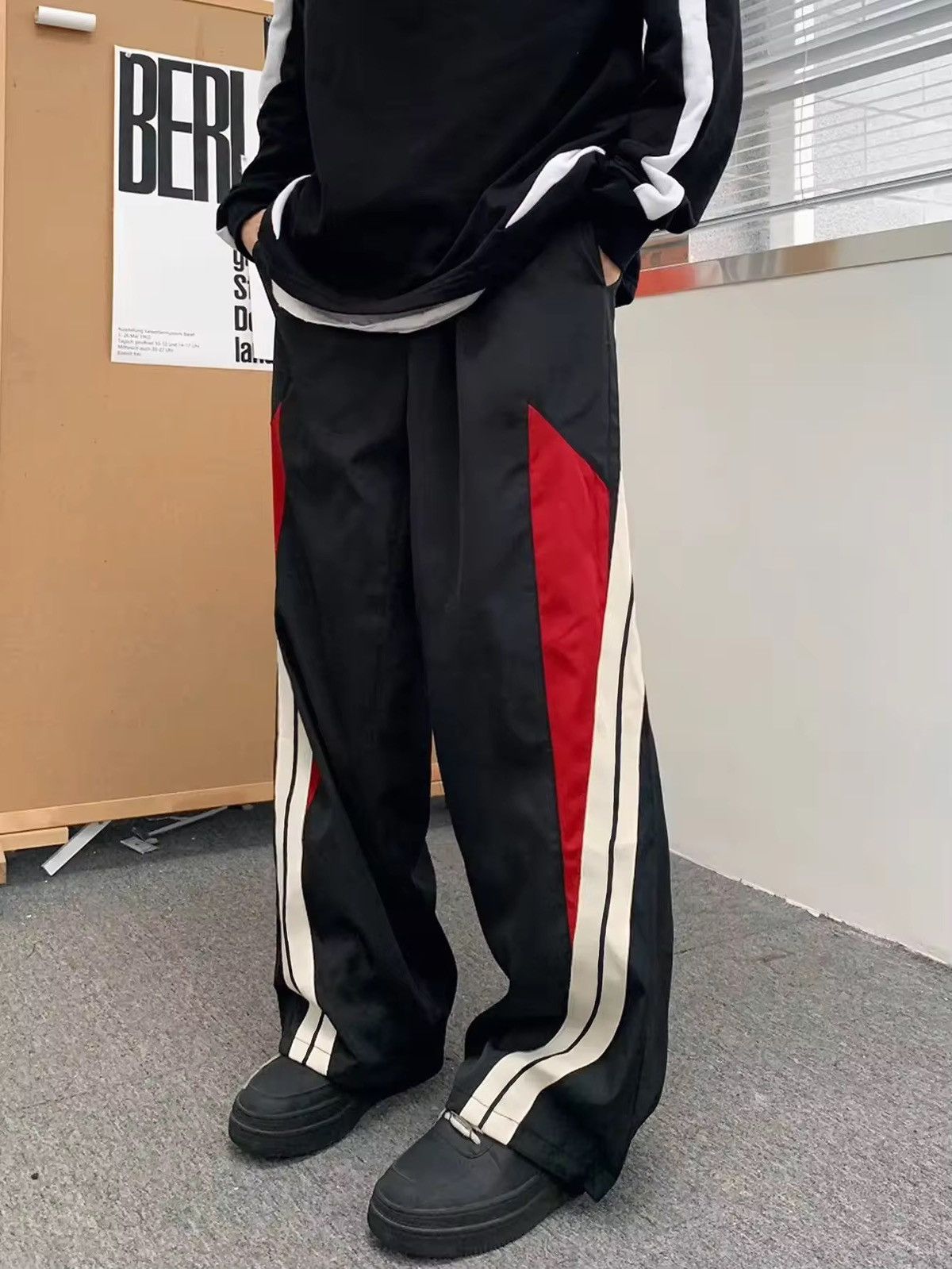 Japanese Brand × Other Casual Stretch Straight Leg Sweatpants Size US 29 - 1 Thumbnail