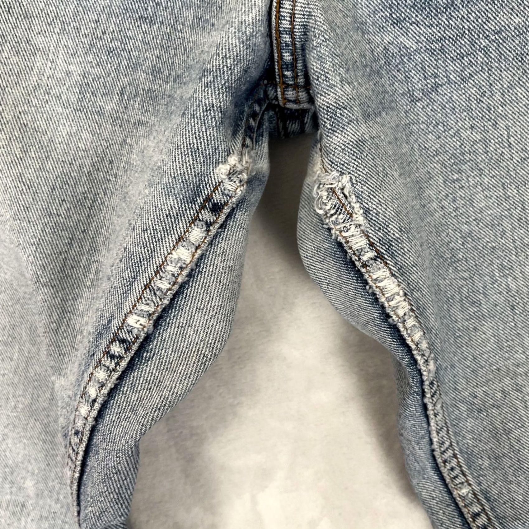 Levi's VINTAGE Levi’s 550 Jeans Jeans 28x30 Denim Blue 90s Grunge USA Levi’s 550 Jeans Mens 5-Pocket Distressed Light Wash Regular Fit Size US 28 / EU 44 - 4 Thumbnail