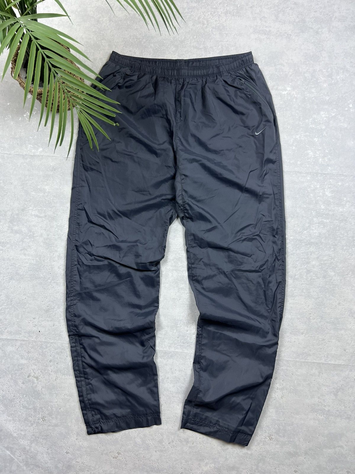 Nike 90s Nike Swoosh Vintage Y2K Gorpcore Nylon Parachute Pants Size US 34 / EU 50 - 2 Thumbnail