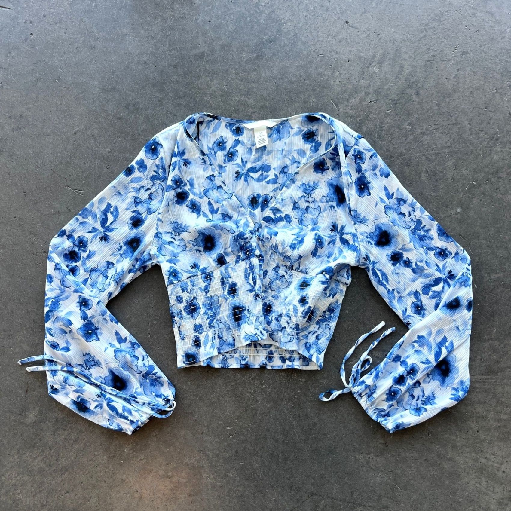 H&M VINTAGE H&M Blouse Womens Size S V-Neck Floral White Blue Boho Cropped Top Sleeve Balloon Long Sleeve Casual Festive Size S / US 4 / IT 40 - 2 Thumbnail
