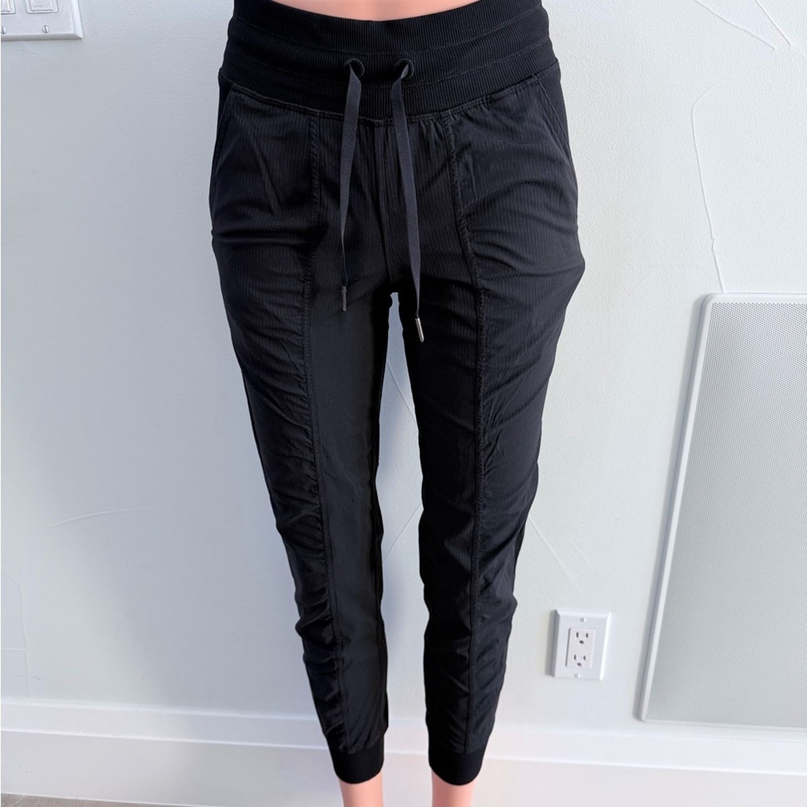 Lululemon New Lululemon Dance Studio Mid Rise Joggees in Black size 0 Size 25" / US 0 / IT 36 - 6 Thumbnail