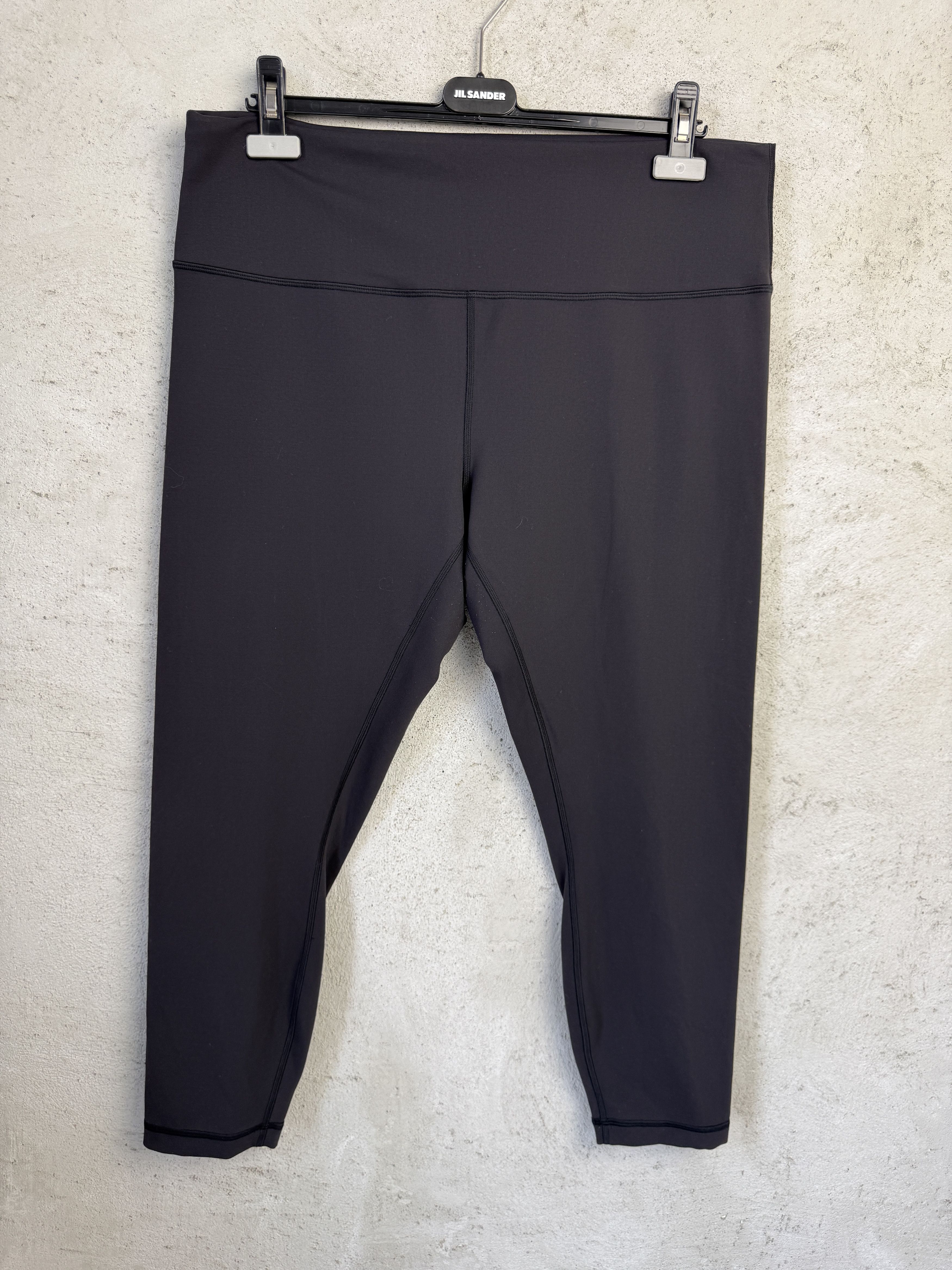 Lululemon Lululemon black capri leggings short yoga gym pilates Size 40" / US 18 - 2 Thumbnail