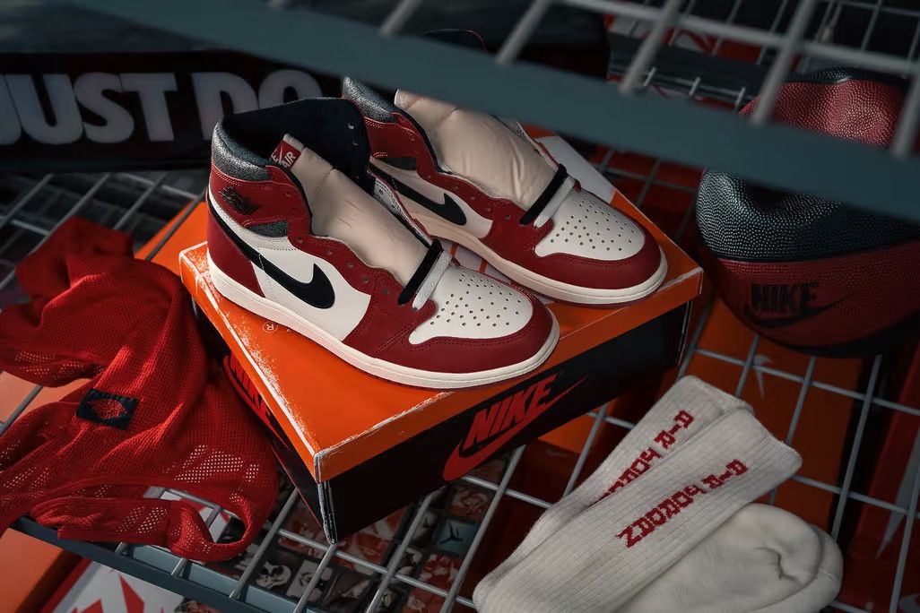 Jordan Brand Jordan 1 Retro High OG - Chicago Lost and Found Size US 10 / EU 43 - 2 Thumbnail