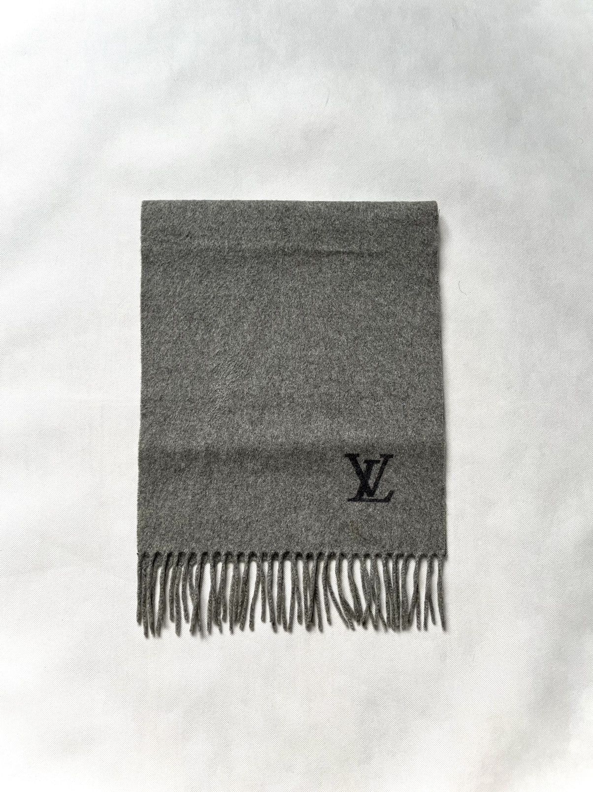 Louis Vuitton Louis Vuitton Single Logo 100% Cashmere Scarf Size ONE SIZE - 1 Thumbnail