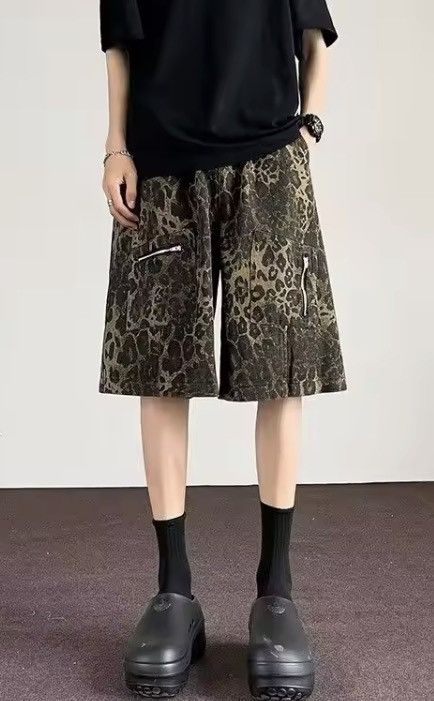 Other Cargo Multi Pocket Shorts - Leopard Print Trend Size US 29 - 1 Thumbnail
