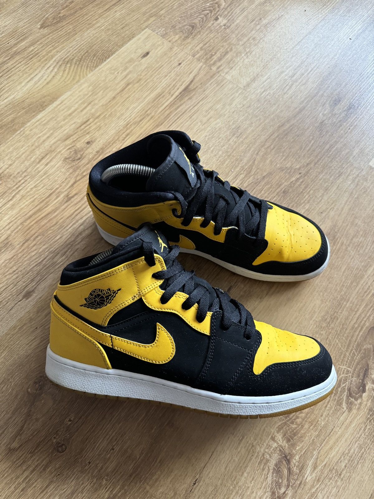 Nike Nike Air Jordan 1 Retro Mid GS “New Love”2016 Sneakers Size US 7 / EU 40 - 5 Thumbnail