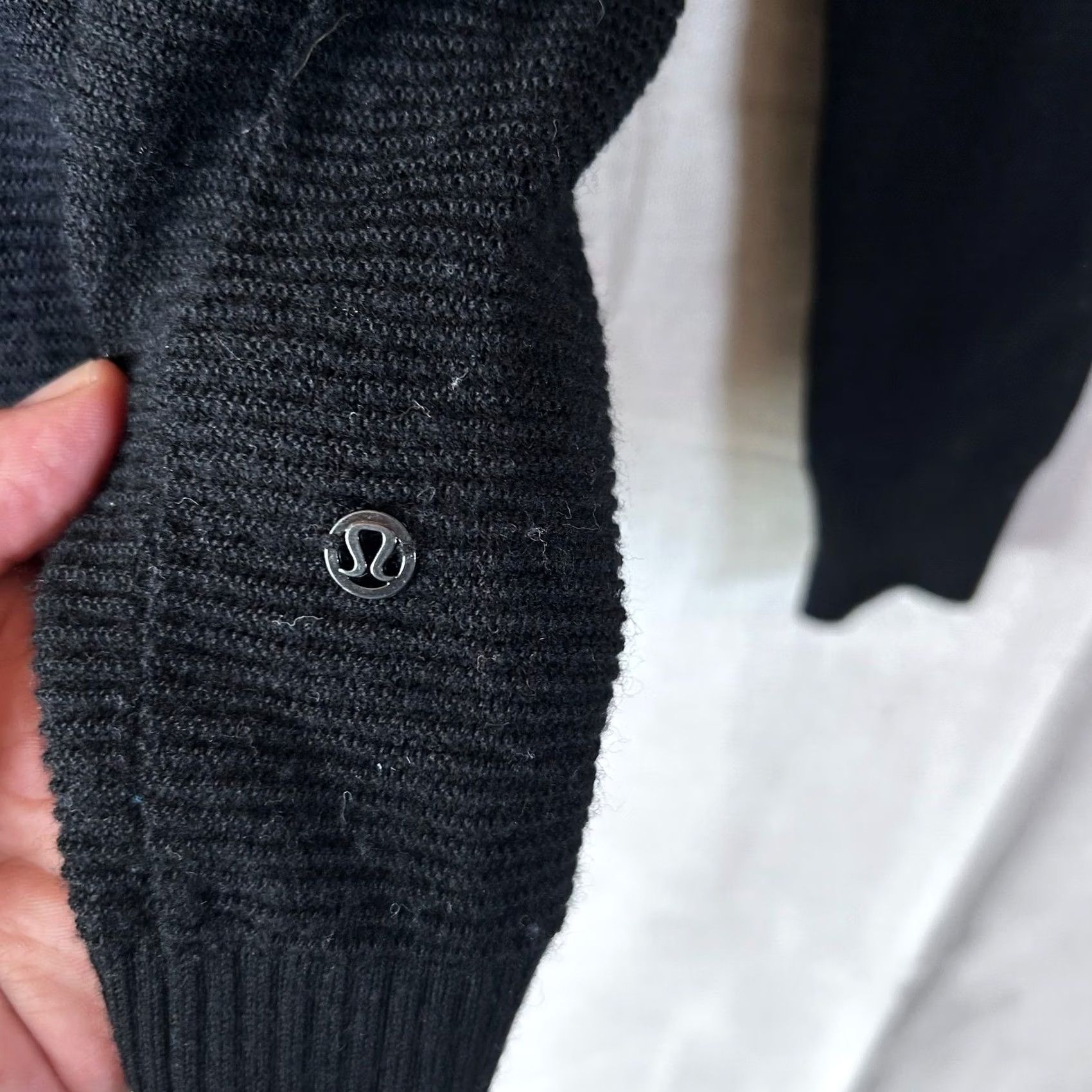 Lululemon VINTAGE Lululemon Womens Black Textured Knit Long Sleeve Crewneck Raglan Sweater Logo XS Size XS / US 0-2 / IT 36-38 - 2 Thumbnail