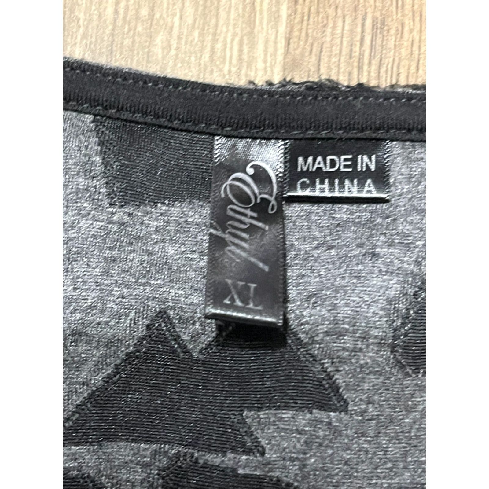Triangl Ethyl Shirt Women XL Black Gray V-Neck Long Sleeve Triangles Shirt Womens XL Black Gray V-Neck Long Sleeve Triangles Size XL / US 12-14 / IT 48-50 - 7 Thumbnail