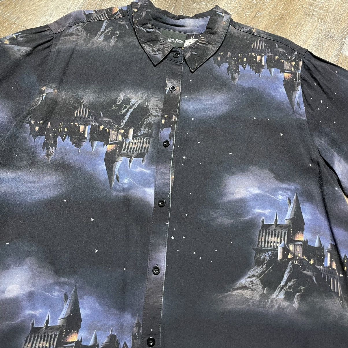 Universal Studios Harry Potter Hogwarts Button Up Shirt Men XL Movie Universal Size US XL / EU 56 / 4 - 4 Thumbnail