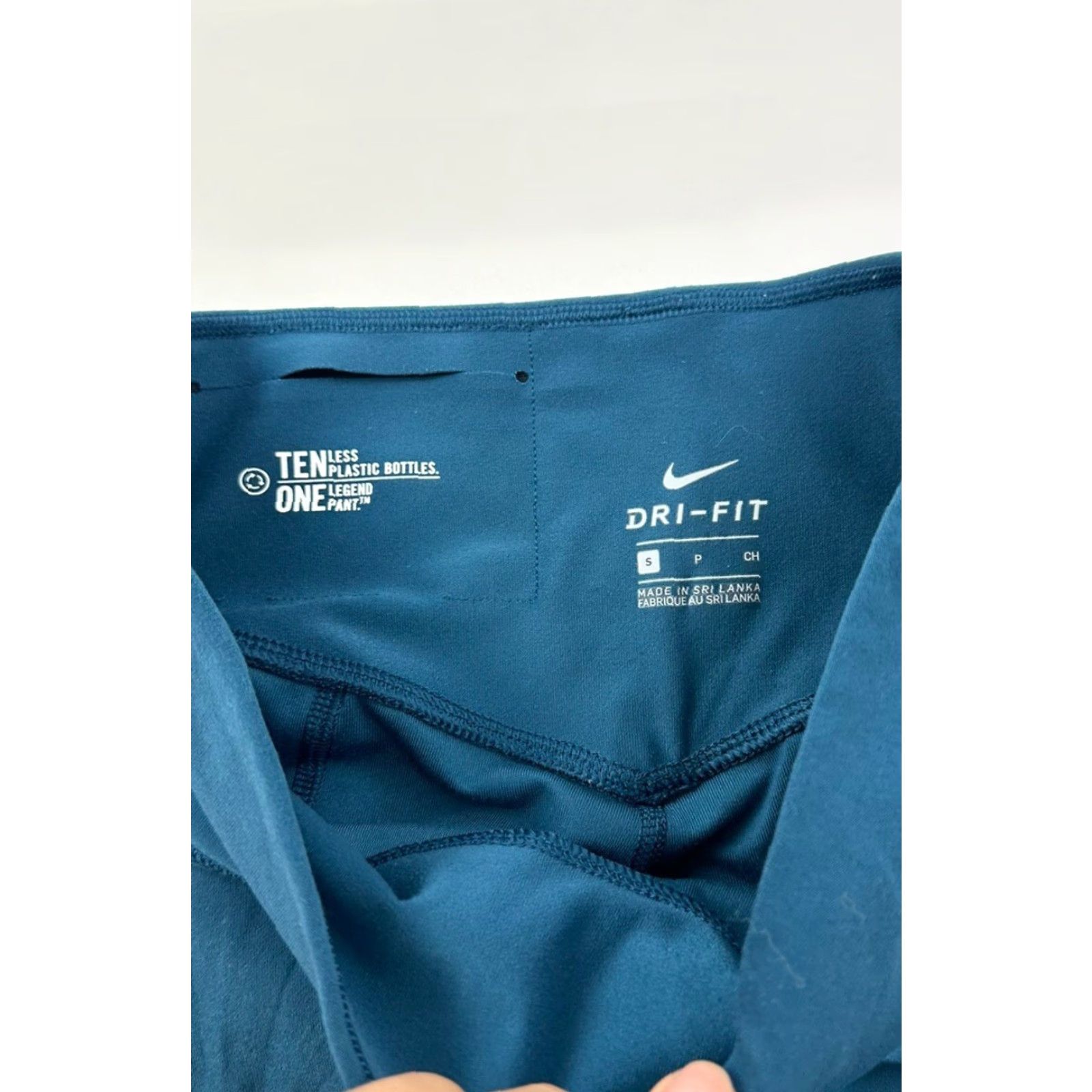 Nike Nike Leggings Women’s Small Black Cropped Legend 20” Mid Rise Training Womens (S) Activewear Nike Cropped Leggings Size 28" / US 6 / IT 42 - 5 Thumbnail