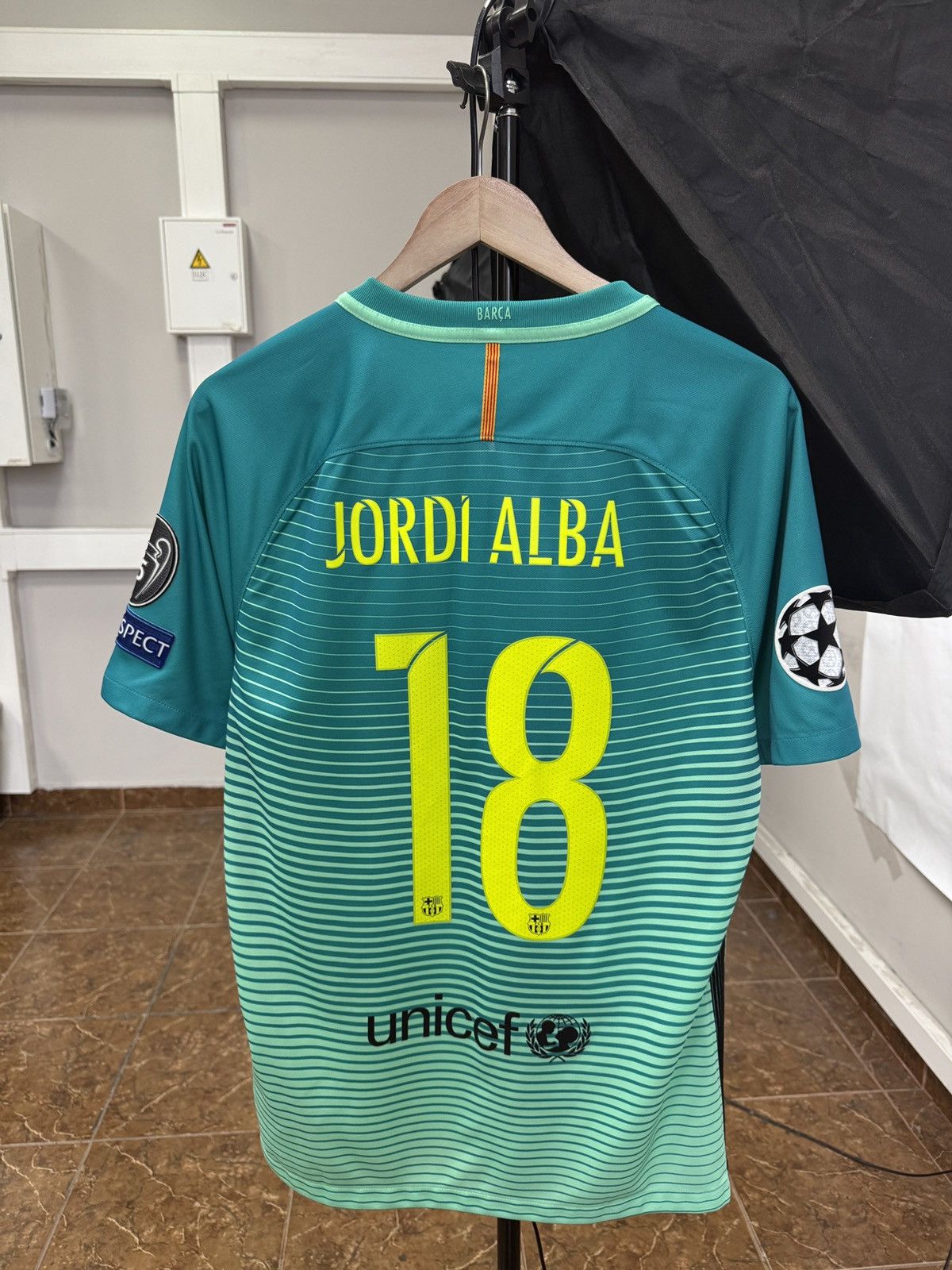 Nike 🇪🇸 2016 Jordi Alba #18 Barcelona Nike Soccer Away Jersey UCL Size US M / EU 48-50 / 2 - 1 Thumbnail