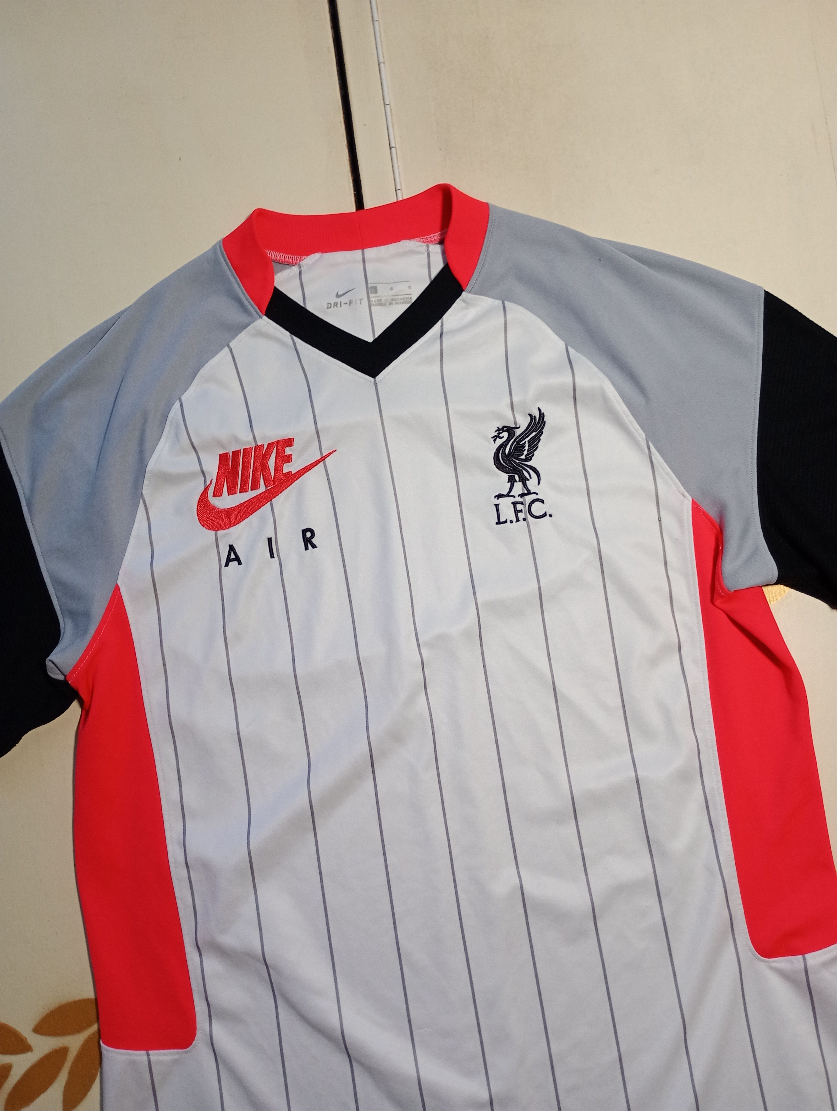 Nike LIVERPOOL FC STADIUM AIR MAX 2020/2021 TRAINING JERSEY Size US L / EU 52-54 / 3 - 5 Thumbnail