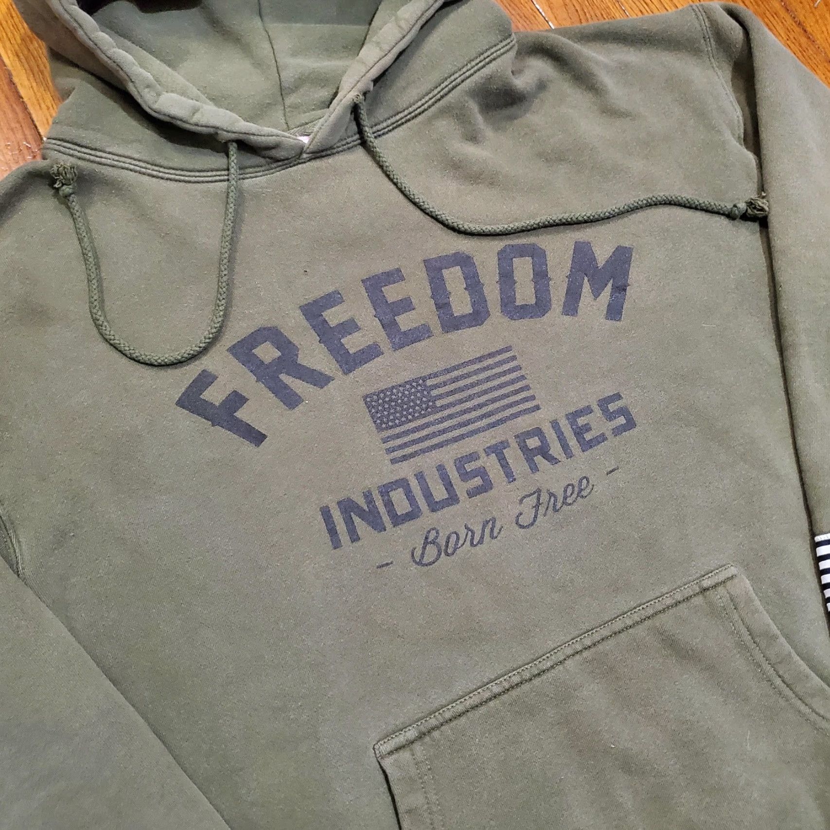 Born VINTAGE? No. Freedom Industries Hoodie Mens Large Green Born Free Flag Graphic Size US L / EU 52-54 / 3 - 4 Thumbnail