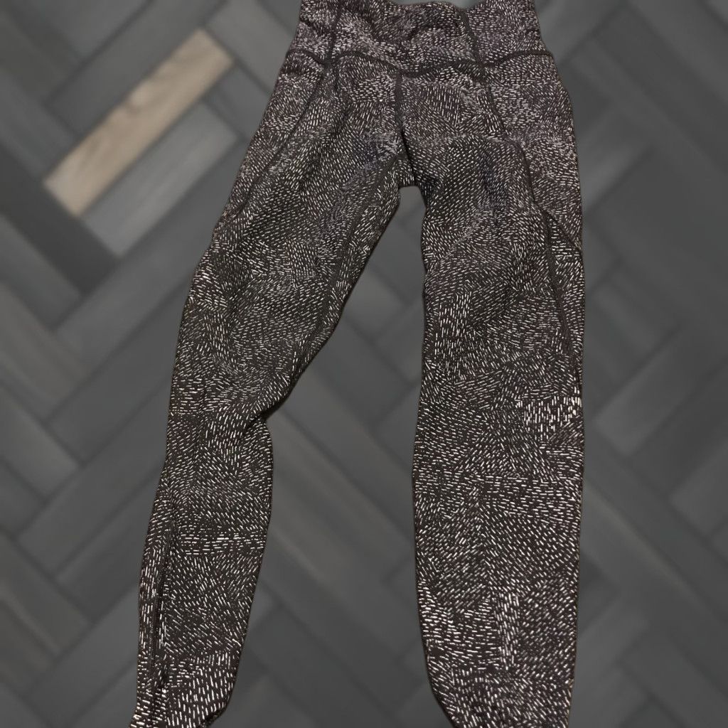 Athleta Athleta Leggings 7/8 XS Black Stash Pocket II Printed Salutation Athletic Womens Yoga Running Gym 7/8 Tight Size 26" / US 2 / IT 38 - 1 Thumbnail