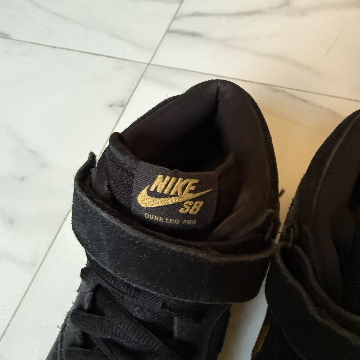 Nike SB Nike SB Dunk Mid Obsidian Metallig Gold Size US 9.5 / EU 42-43 - 6 Thumbnail