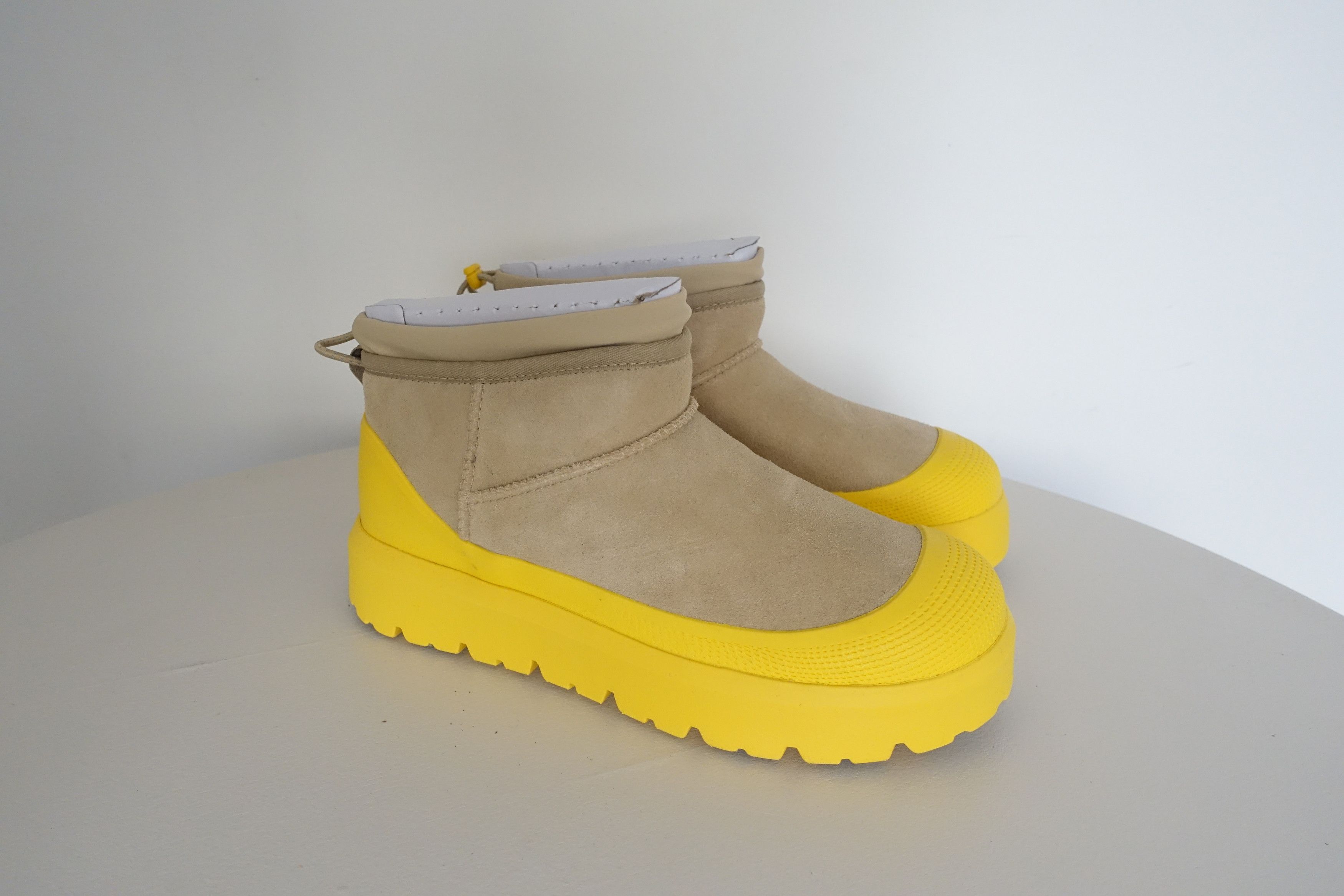 Ugg Ugg - Short Weather Hybrid Size US 10 / EU 43 - 1 Thumbnail