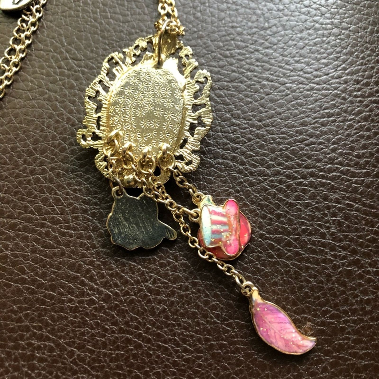 Jewelry Victorian look cameo charm pendant on chain necklace Size ONE SIZE - 6 Thumbnail