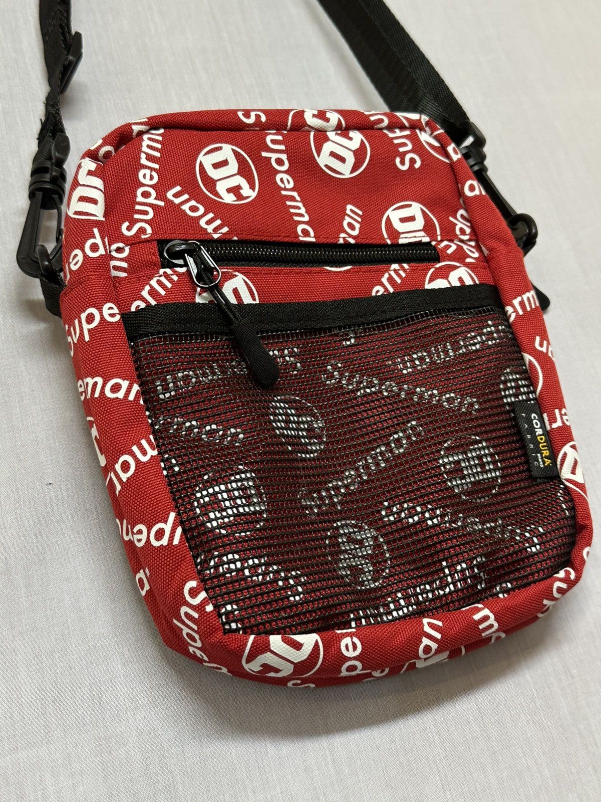 DC Superman-themed crossbody bag pattern Superman and "DC". Size ONE SIZE - 5 Thumbnail