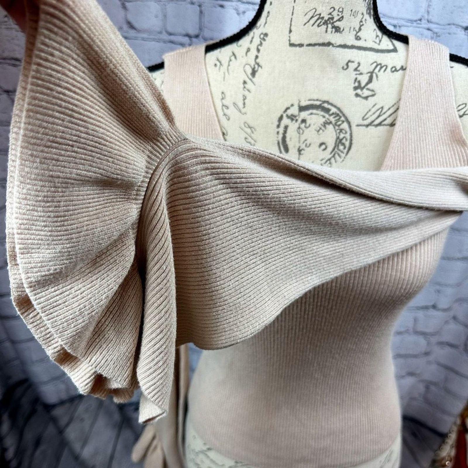 Express Express Cold Shoulder V Neck Bell Sleeve Sweater Blush M Size M / US 6-8 / IT 42-44 - 9 Thumbnail
