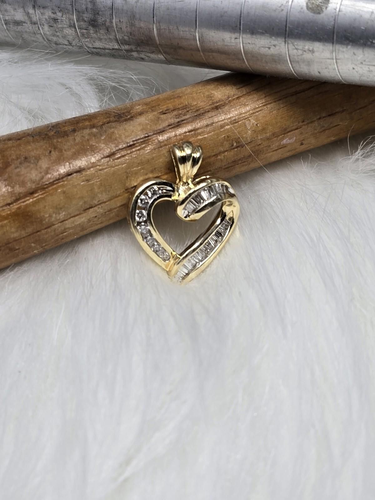 14k Gold Encrusted Diamond Heart Estate Pendant 2g