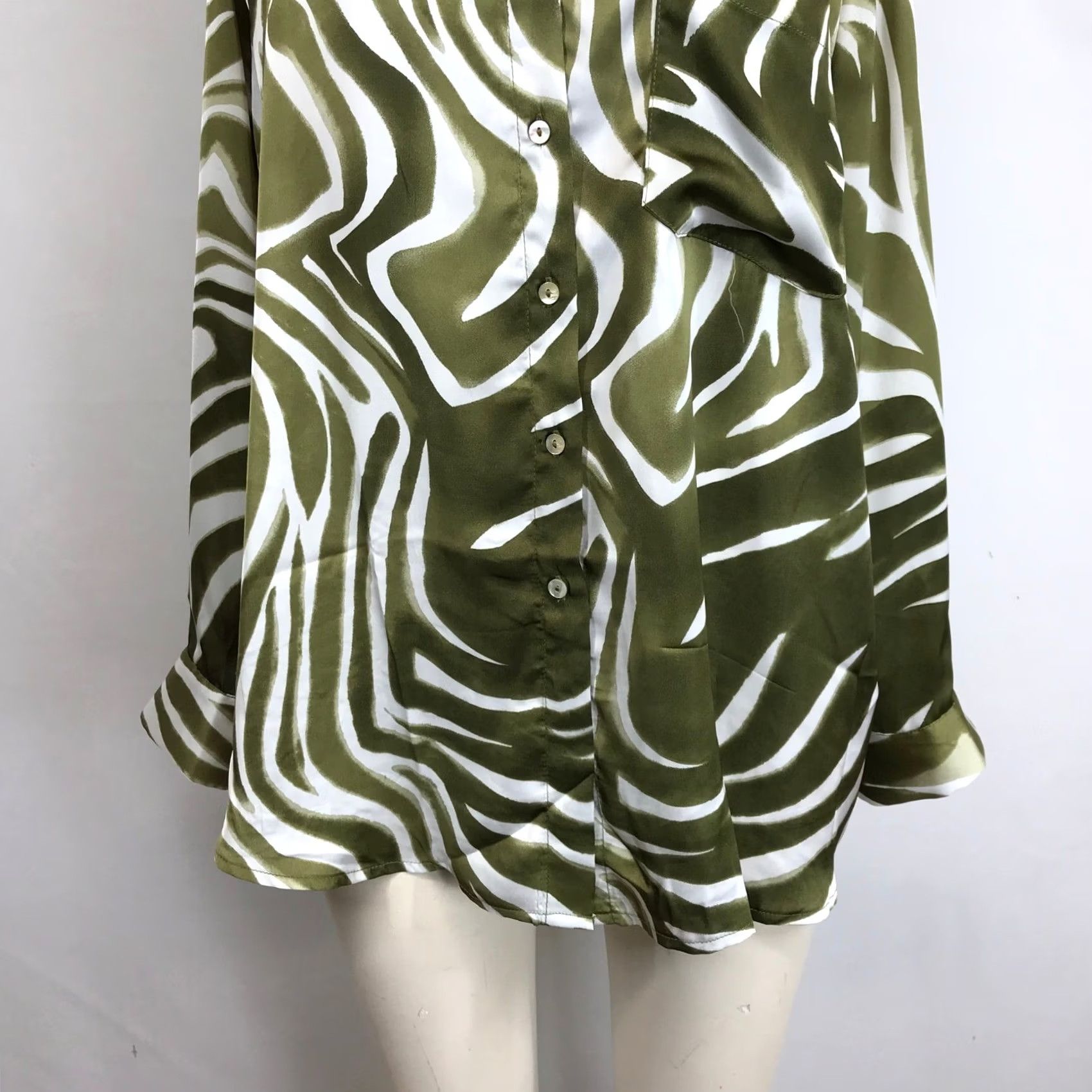 Vintage VINTAGE HAVER LONDON Zebra Print Satin Button Down Long Sleeve Shirt Women's L Size S / US 4 / IT 40 - 3 Thumbnail