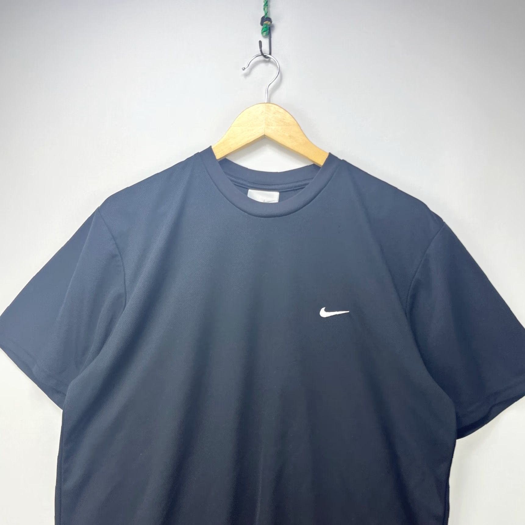 Nike VINTAGE Nike Mini Swoosh Essential T-Shirt Jersey Style Large Men T-Shirt Black Canada Size US L / EU 52-54 / 3 - 2 Thumbnail