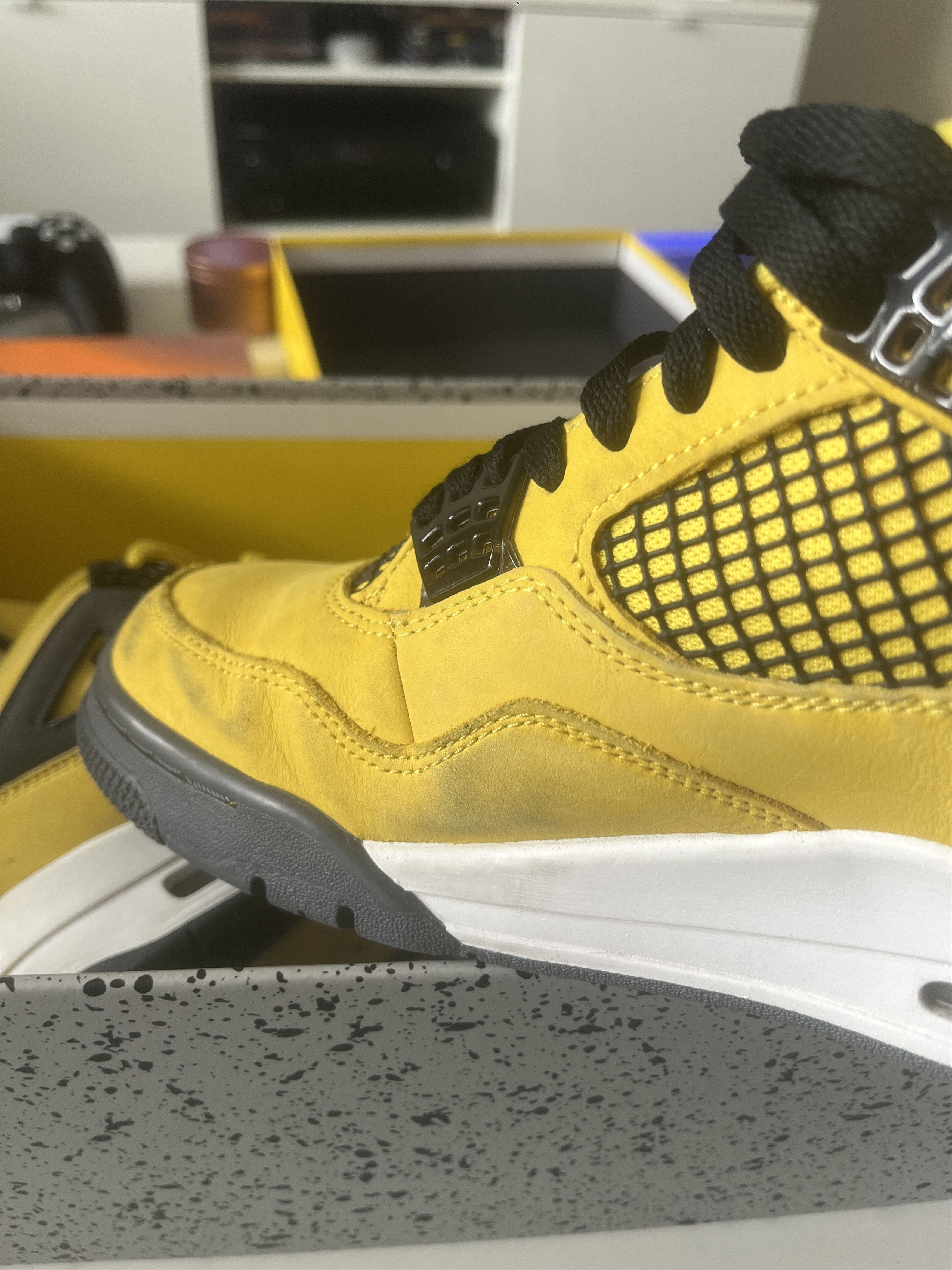 Jordan Brand × Nike Air Jordan 4 Lightning Size US 9.5 / EU 42-43 - 3 Thumbnail