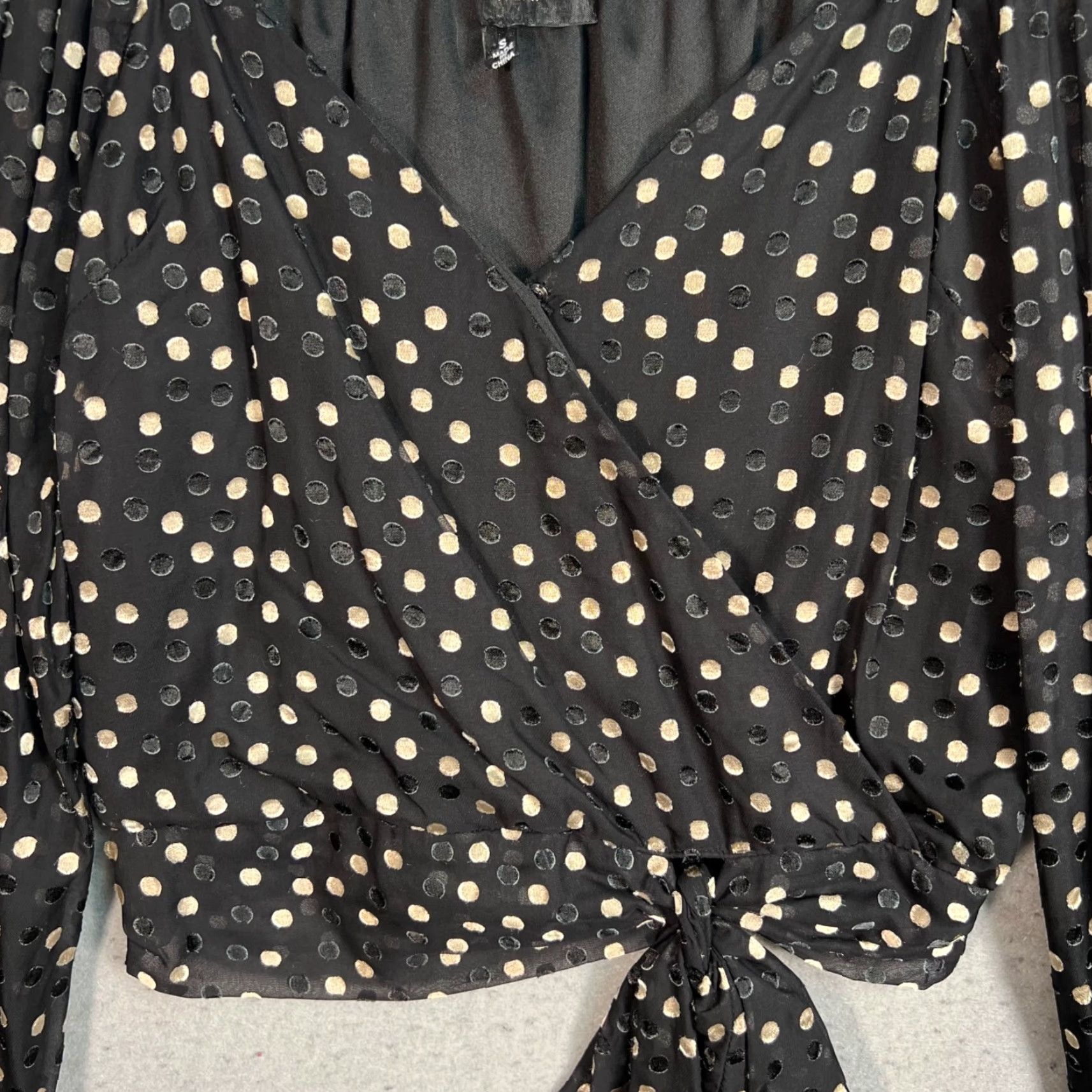 Vintage VINTAGE 4SI3NNA Black Polka Dot Wrap Blouse With Puff Sleeves & Tie Waist Size Small Size S / US 4 / IT 40 - 5 Thumbnail