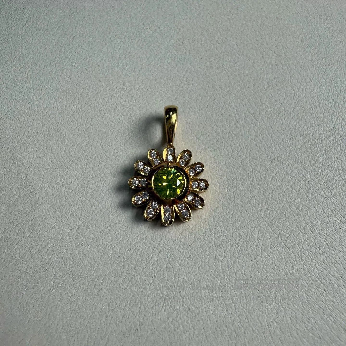 EYEFUNNY 18k Gold Diamond Daisy Pendant. Size ONE SIZE - 1 Thumbnail