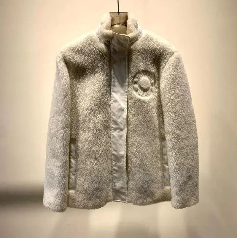 Burberry Burberry White Fleece Men's Outerwear. Size US M / EU 48-50 / 2 - 1 Thumbnail