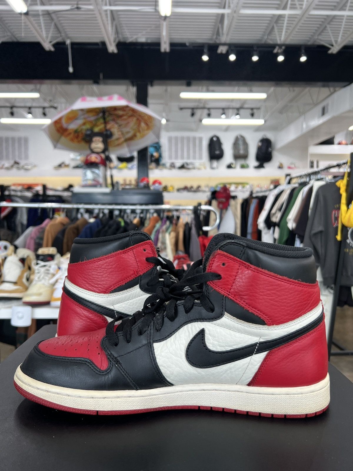 Jordan Brand Air Jordan 1 Bred Toe Sz. 11.5 (2018) Size US 11.5 / EU 44-45 - 3 Thumbnail