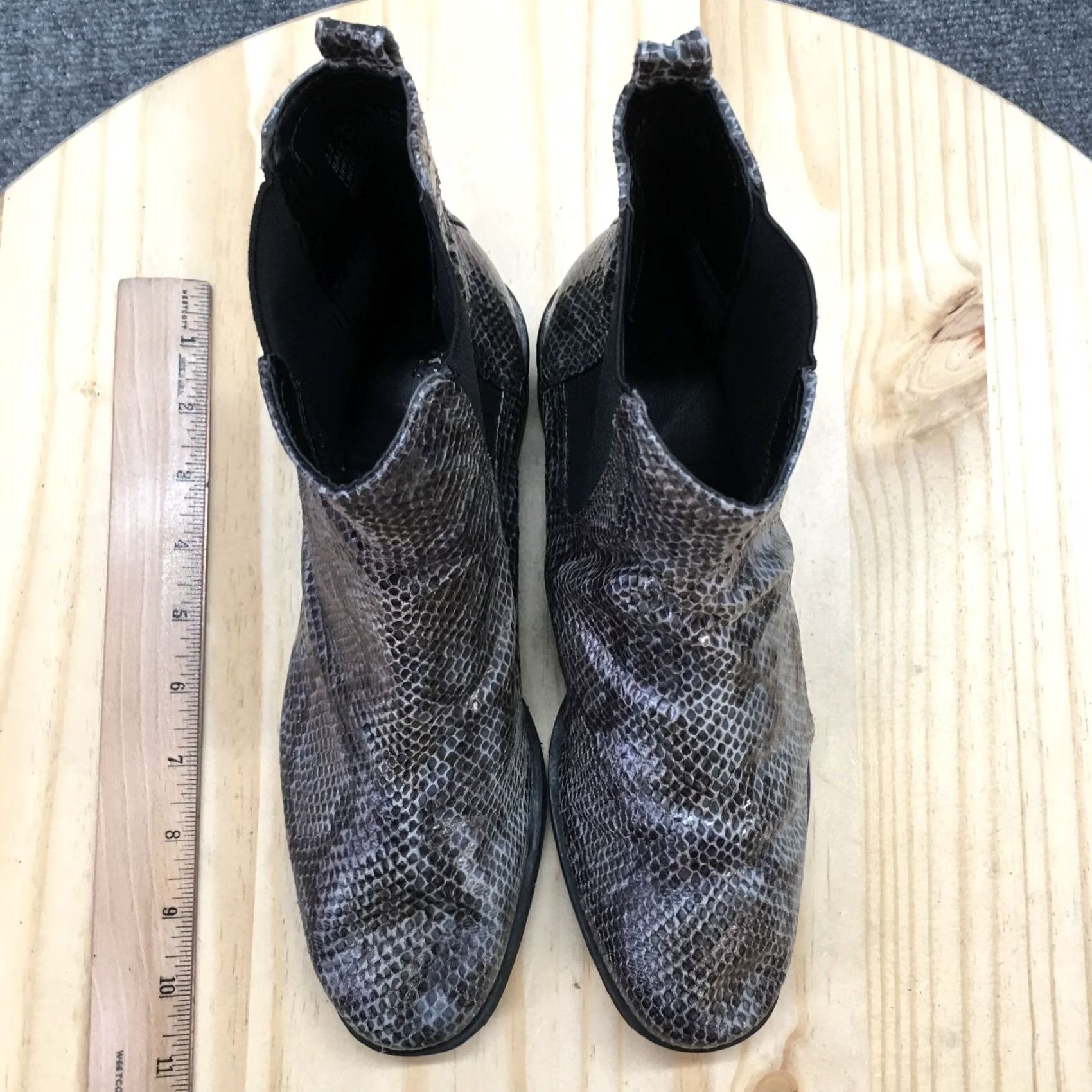 Kenneth Cole Kenneth Cole Reaction Boots Womens 8.5 Salt Chelsea Ankle Gray Faux Leather Size US 9 / IT 39 - 7 Thumbnail