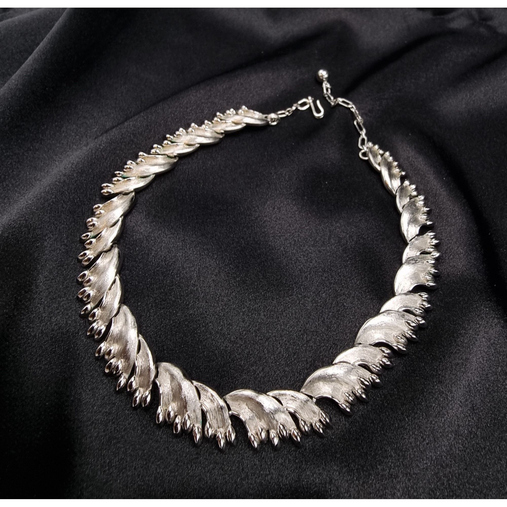 Vintage Vintage 1960's TRIFARI Signed Silver-Tone Leaf Necklace Size ONE SIZE - 3 Thumbnail