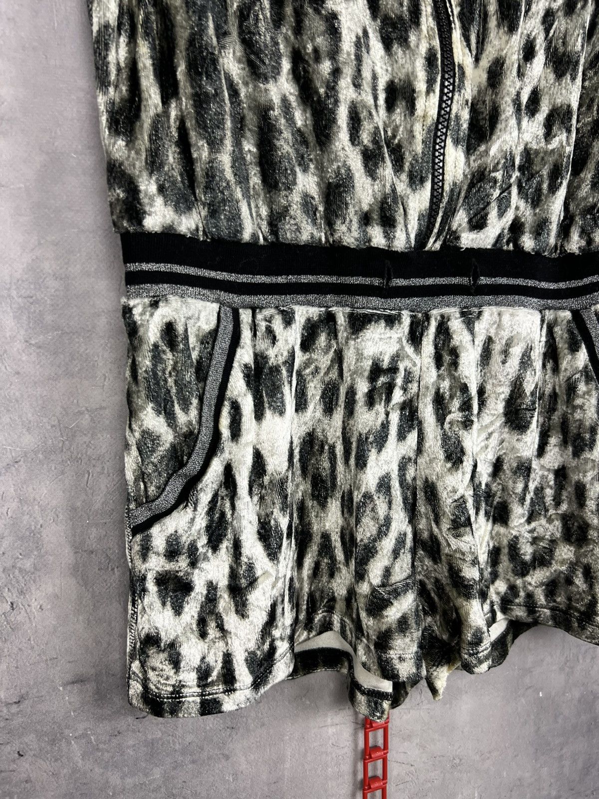 Roberto Cavalli ROBERTO CAVALLI- ANIMAL PRINT- SIGNATURE- JUMPSUIT SZ 42 Size 28" / US 6 / IT 42 - 5 Thumbnail