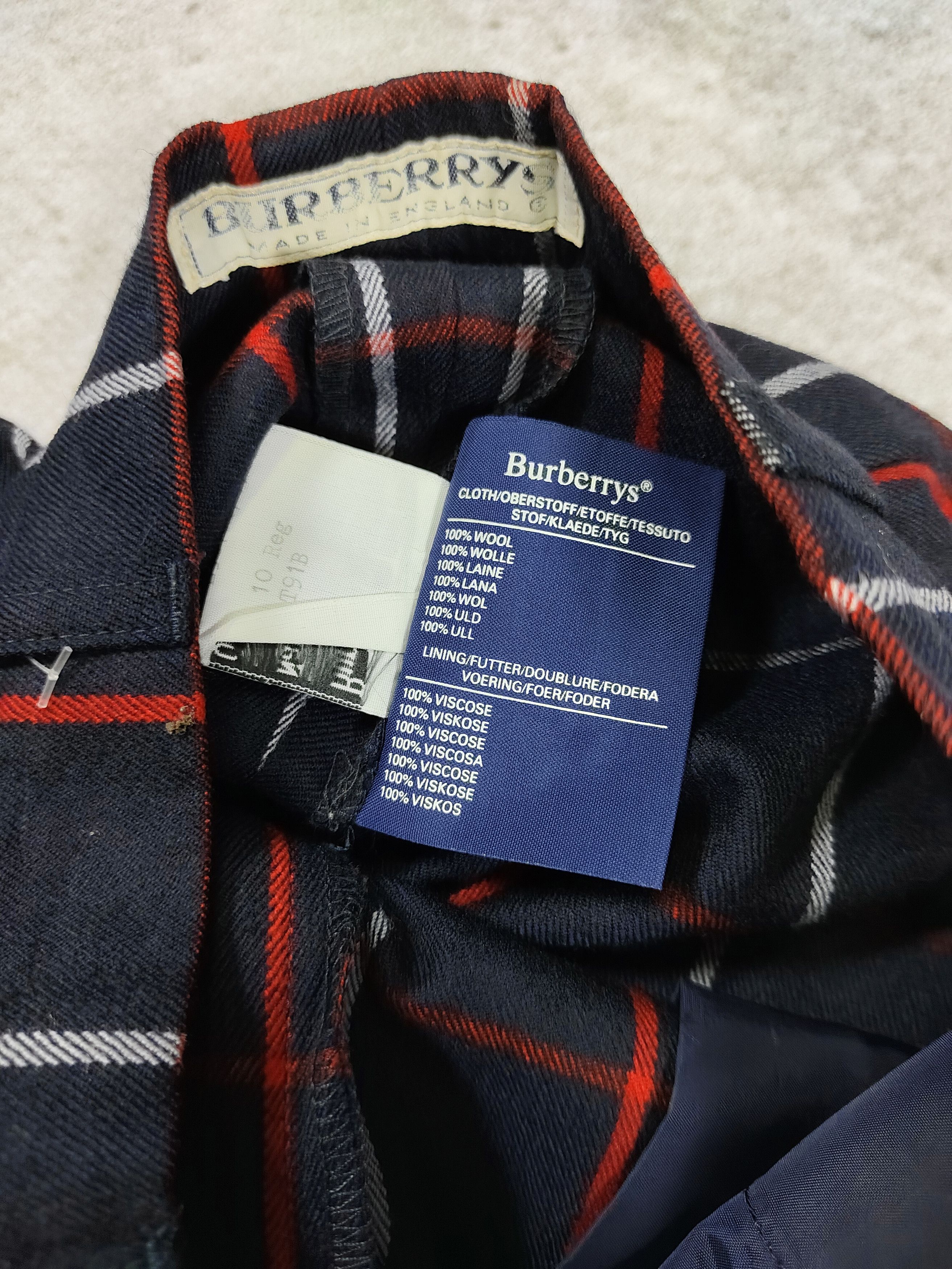 90s Burberrys- Classic Minimal Tartan Pattern Wool Short