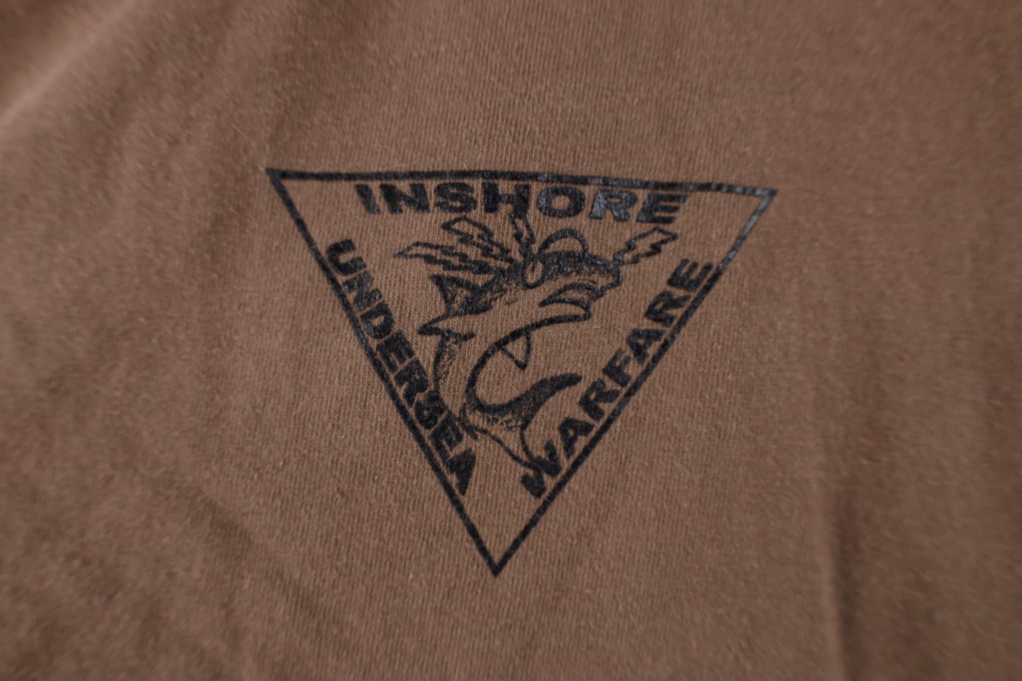 Vintage Vintage 90s Undersea Warfare Shark US Navy Military T-Shirt Size US L / EU 52-54 / 3 - 4 Thumbnail