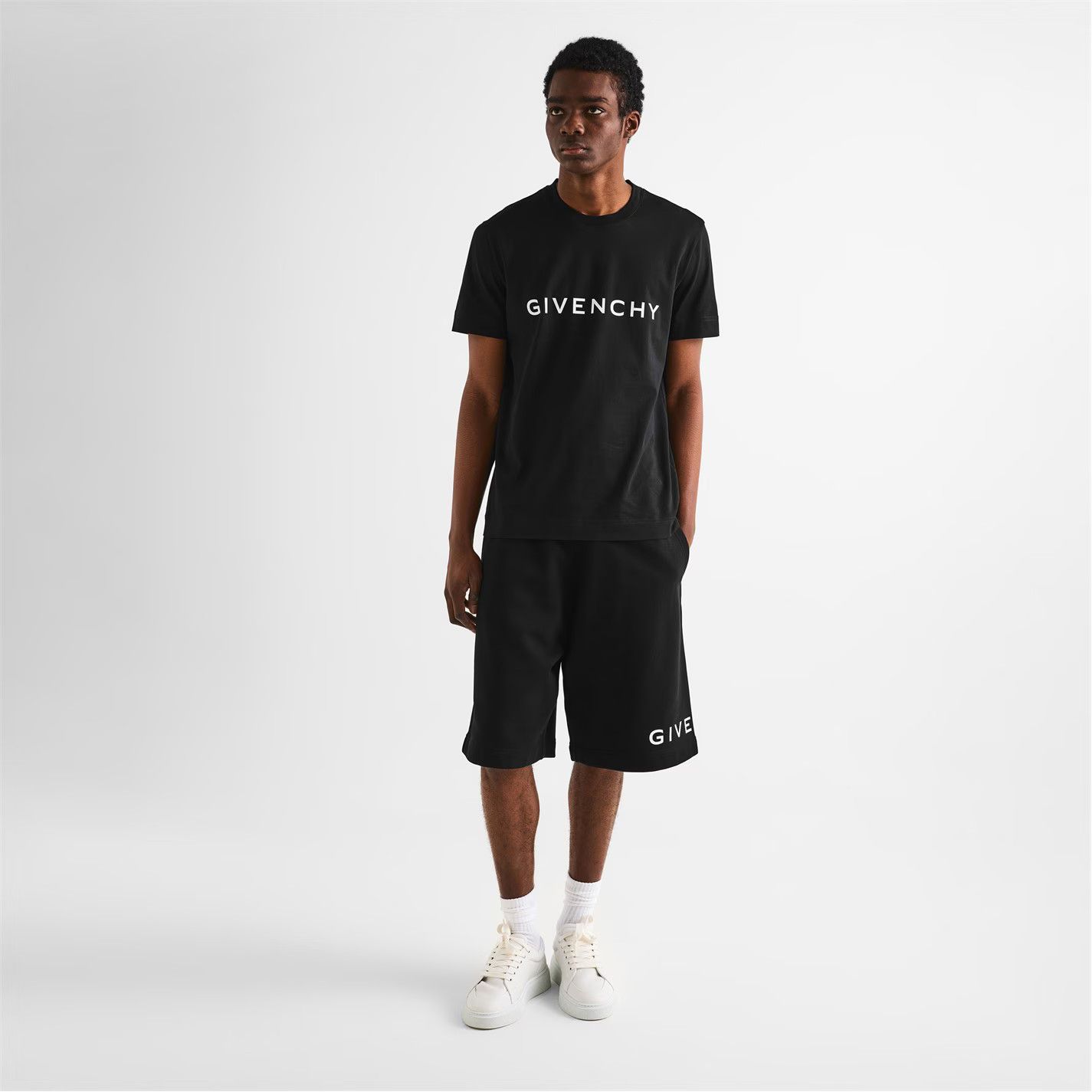 Givenchy o1g2r1mq0426 Boxy Fit Fleece Jogger Shorts in Black Size US 30 / EU 46 - 2 Thumbnail