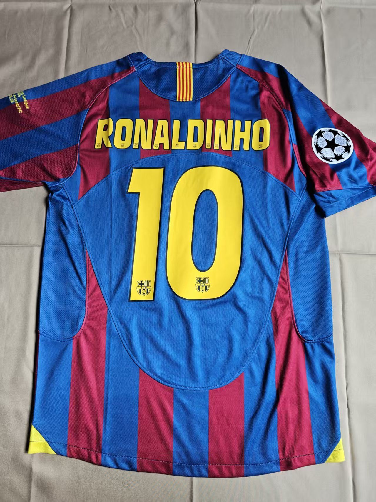 Other 2005 2006 Barcelona 10 Ronaldinho Jersey Size US S / EU 44-46 / 1 - 1 Thumbnail