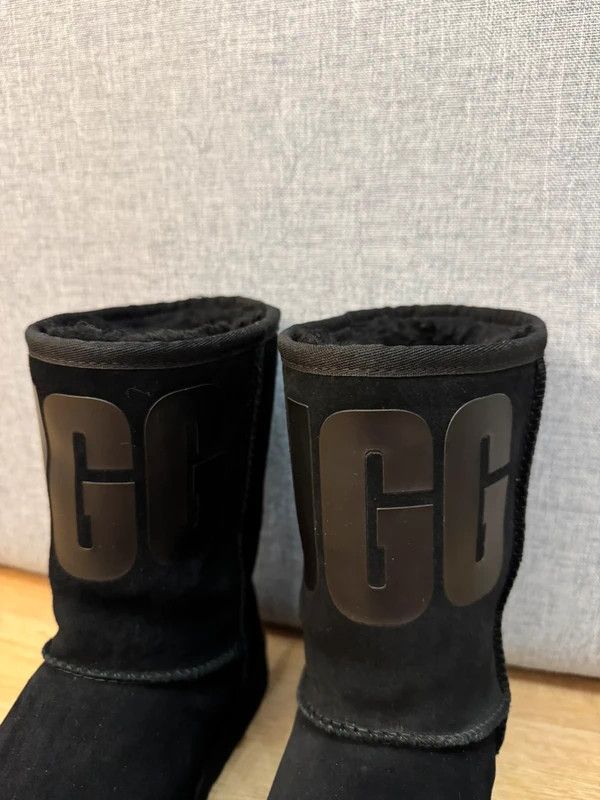 Ugg UGG Classic Short Ugg Rubber Logo Black Winter Boots size 39 Size US 8 / IT 38 - 7 Thumbnail