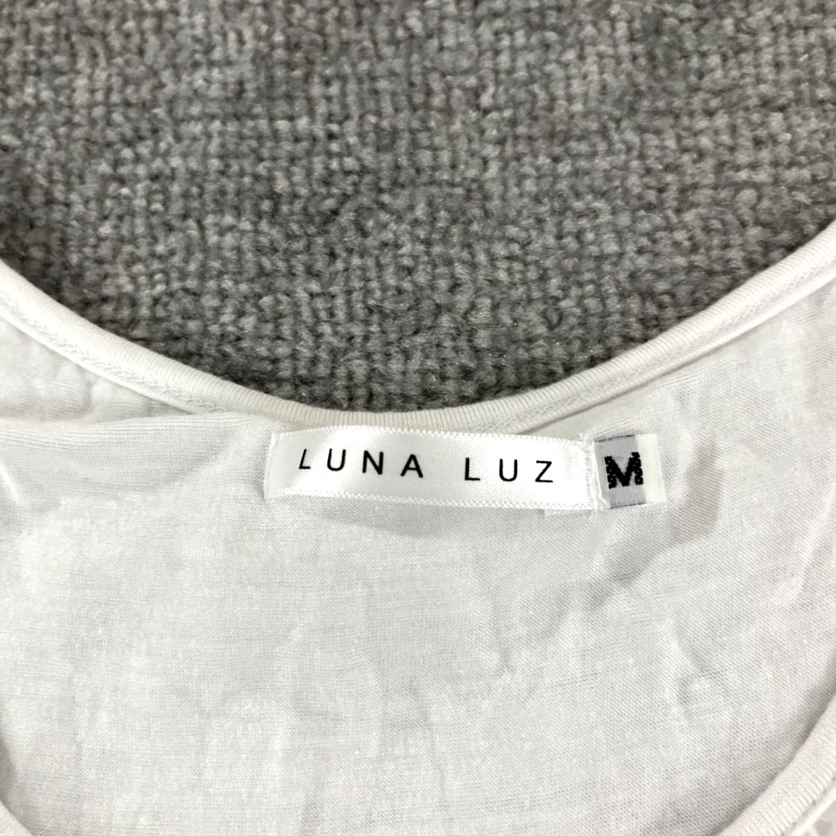 Vintage LUNA LUZ Women's Blouse Medium White Silk Sleeveless Halter Round Neck Casual Classic Size M / US 6-8 / IT 42-44 - 2 Thumbnail