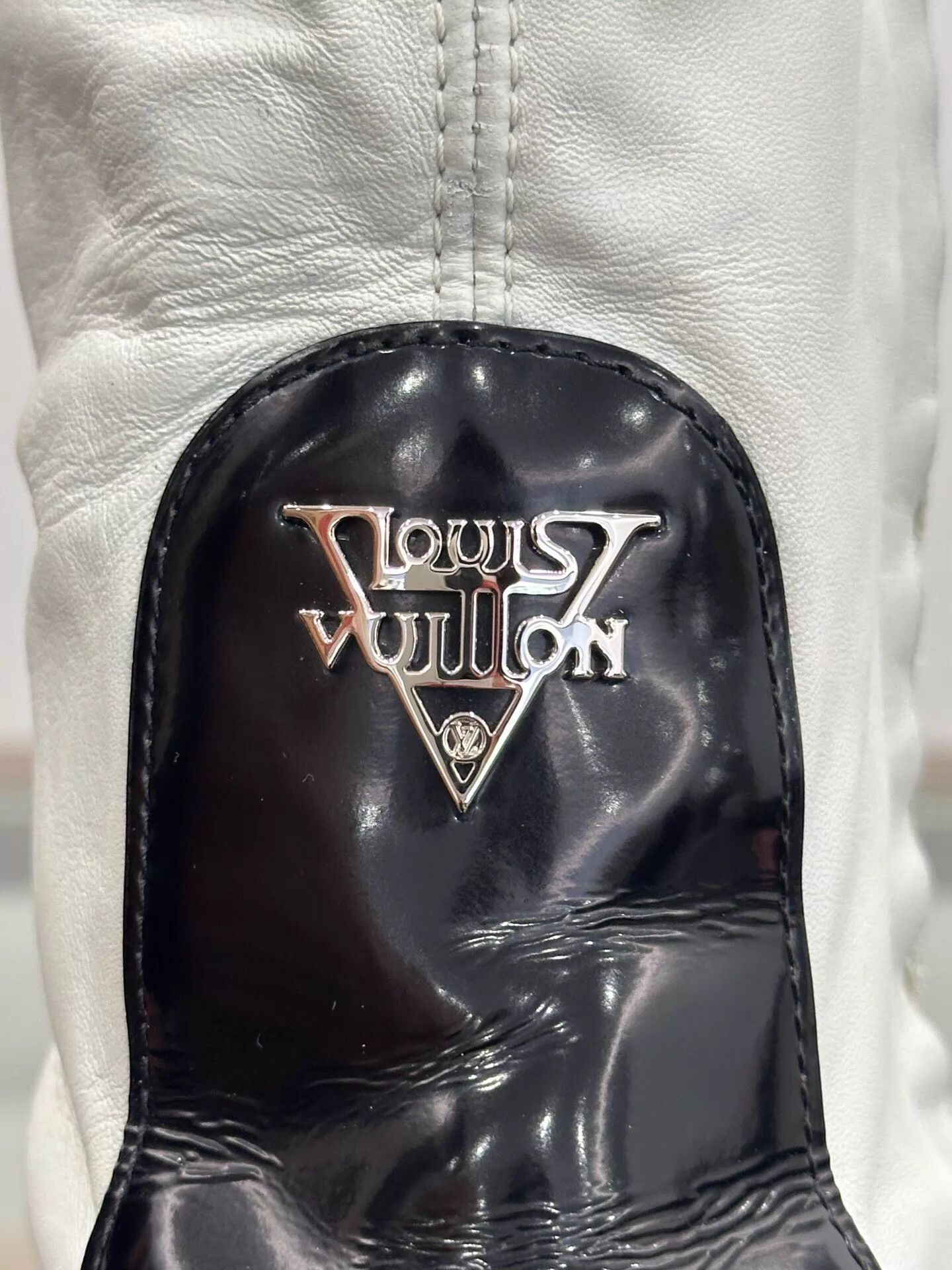 Louis Vuitton LV Archlight 1.0 Women's B&W Patent Sneaker Silver Logo Size US 7 / IT 37 - 8 Thumbnail
