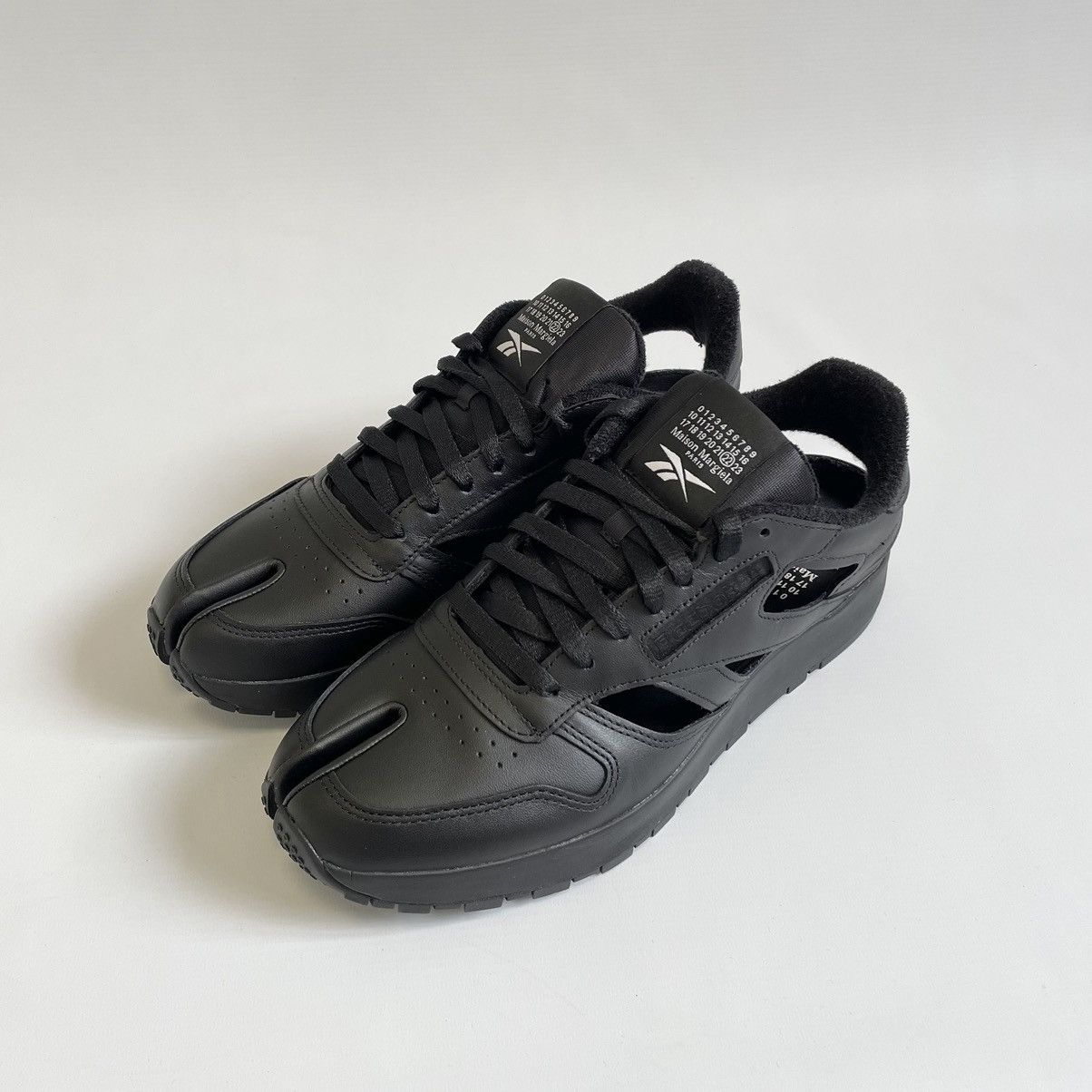 Maison Margiela × Reebok ‘Project 0 CL’ Tabi Cut Out Sneakers Size US 9 / IT 39 - 3 Thumbnail