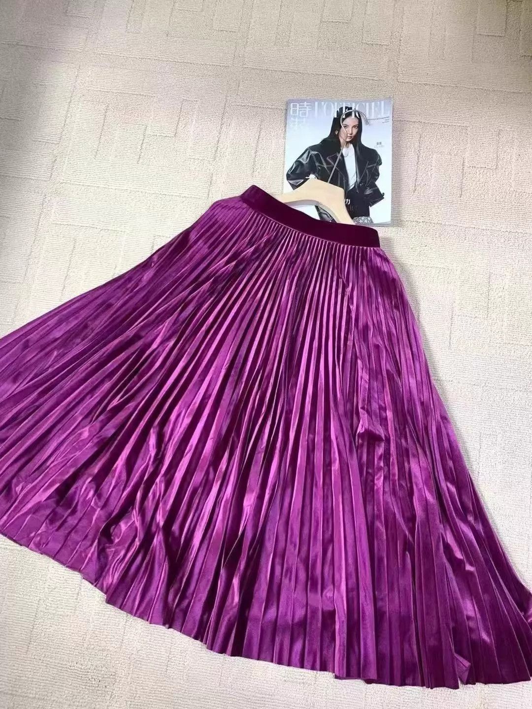 Valentino Valentino Velvet Pleated Skirt XS New With Tags Size 25" / US 0 / IT 36 - 2 Thumbnail