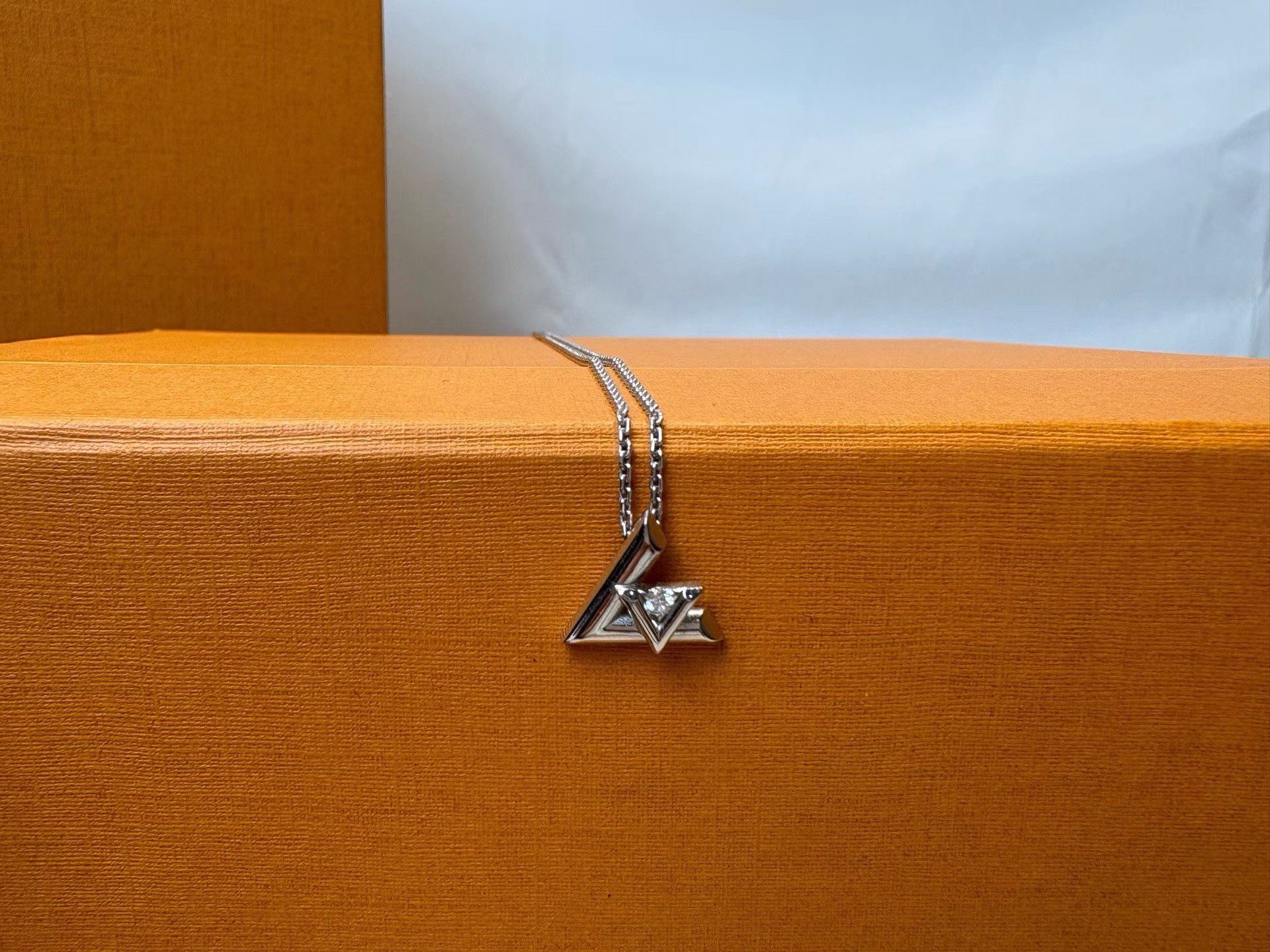Louis Vuitton Louis Vuitton White Gold Diamond VOLT Pendant K36 Size ONE SIZE - 3 Thumbnail