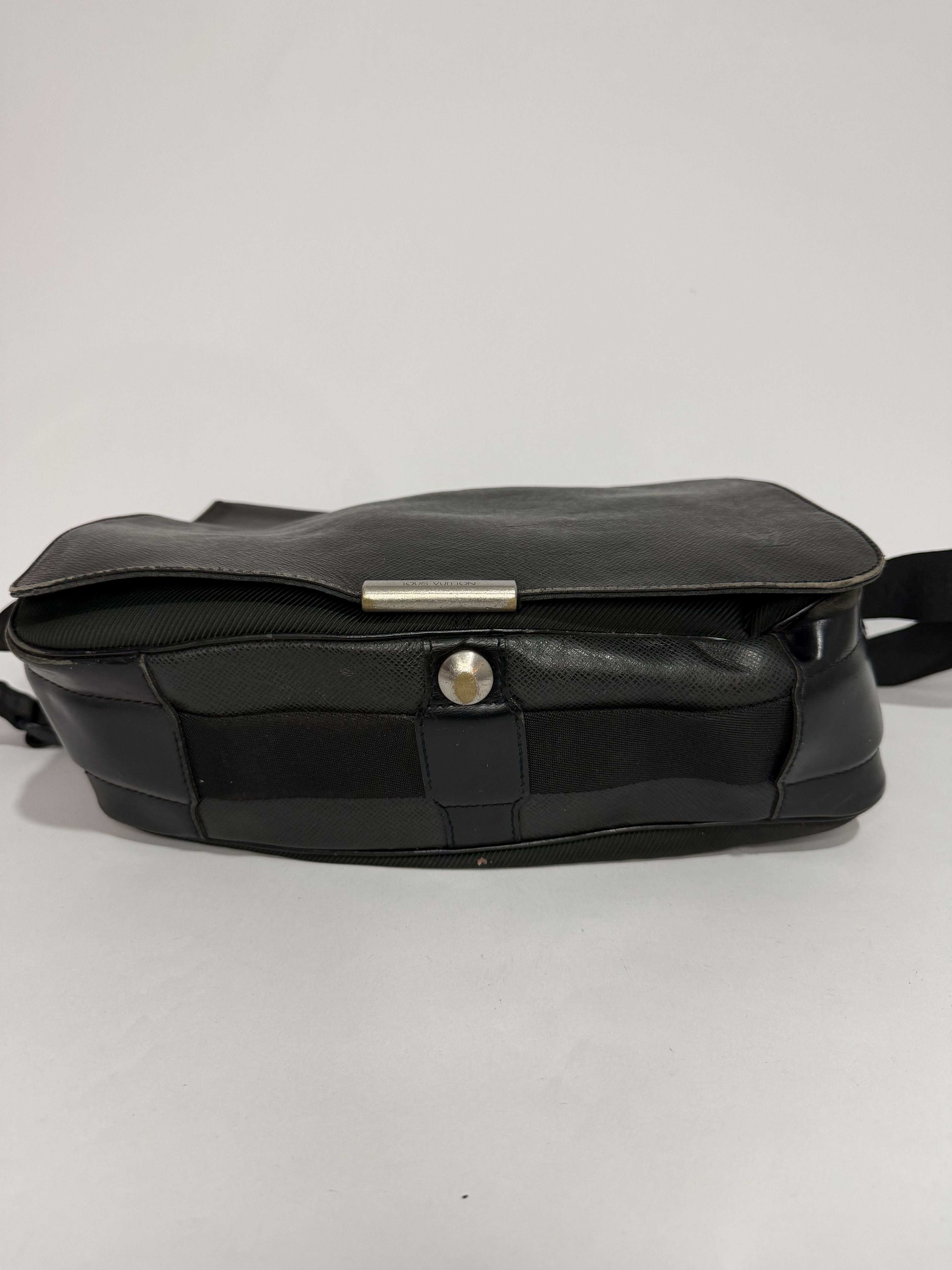 Louis Vuitton LOUIS VUITTON Black Taiga Leather Viktor Messenger Bag Size ONE SIZE - 3 Thumbnail