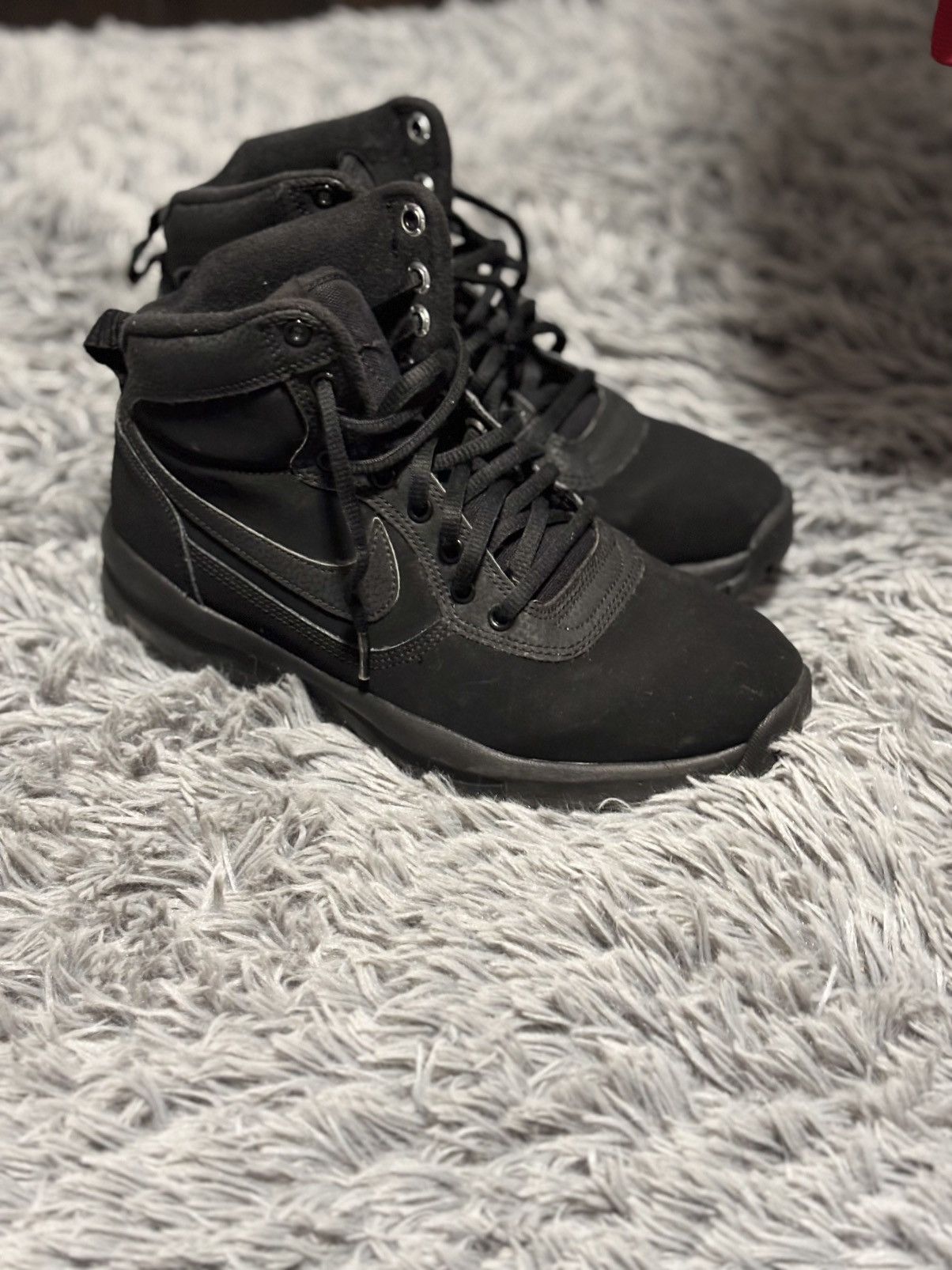 Nike Nike Manoadome Black/Black Size US 7 / EU 40 - 1 Thumbnail