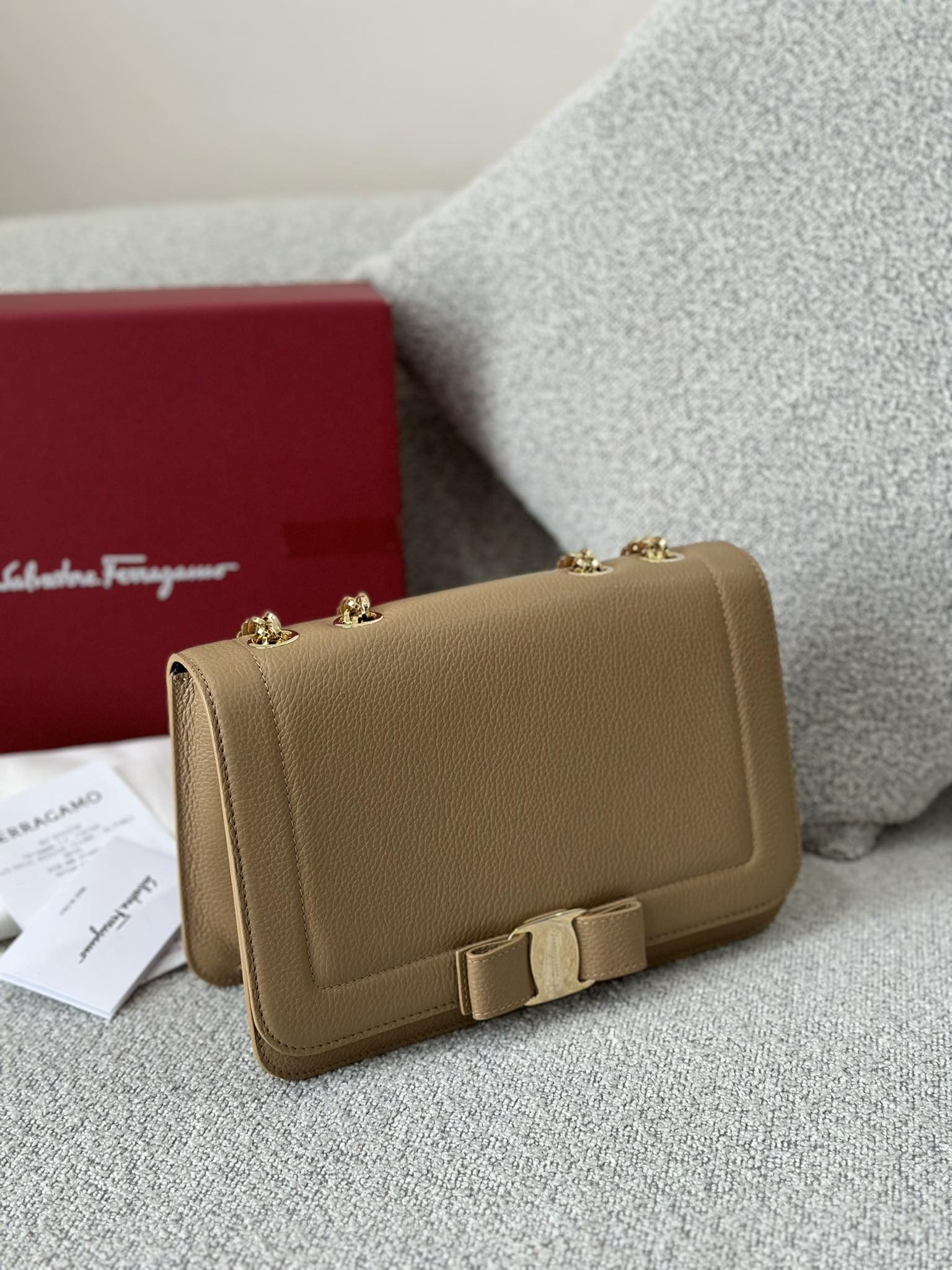 Salvatore Ferragamo o1s1rm0924 Size: OS / Vara Bow Shoulder Bag in Brown Size ONE SIZE - 4 Thumbnail