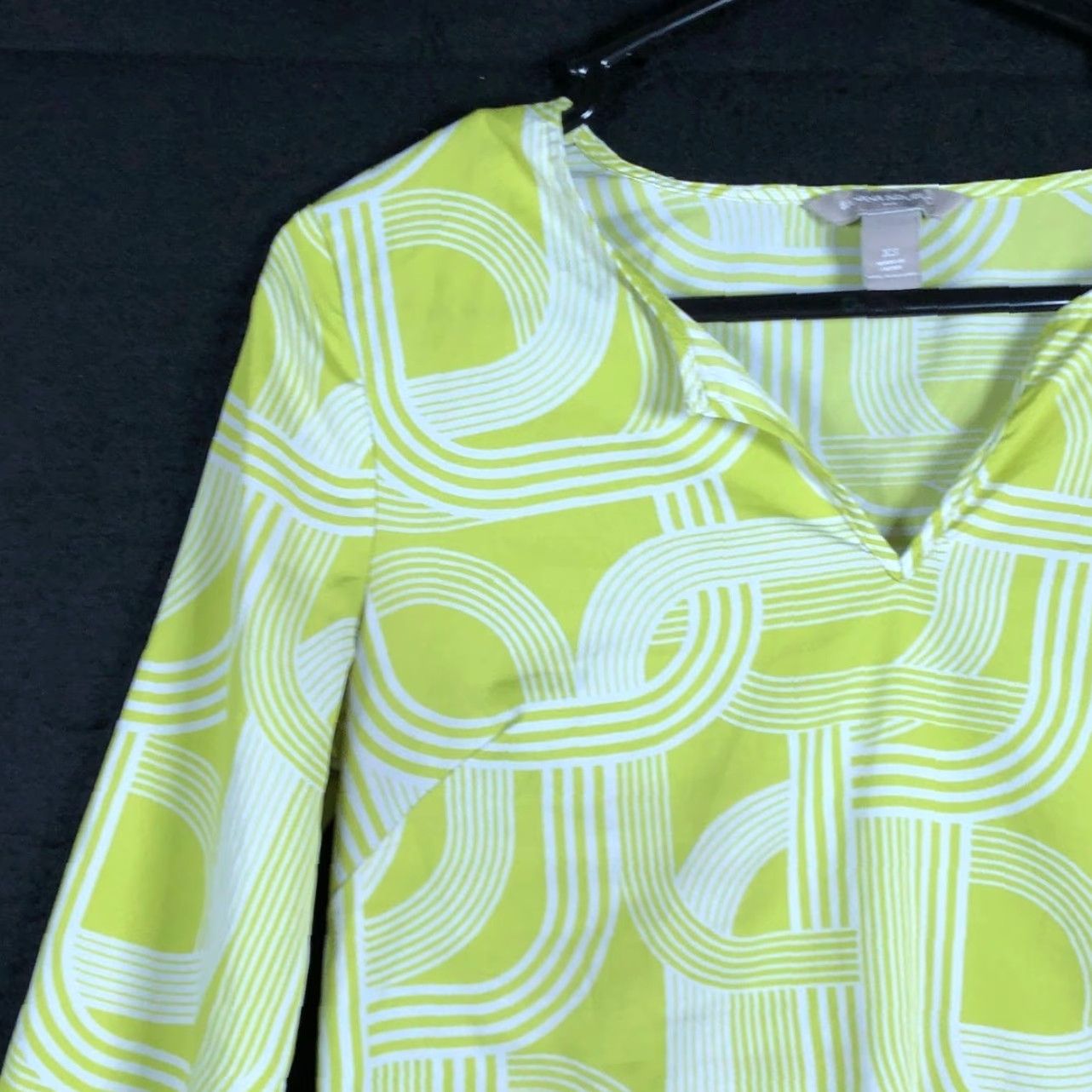Banana Republic Banana Republic Blouse Women XS V-Neck Lightweight White Lime Green Geometric Pattern Sleeves Long Cultured Casual Workwear Office Size XS / US 0-2 / IT 36-38 - 4 Thumbnail