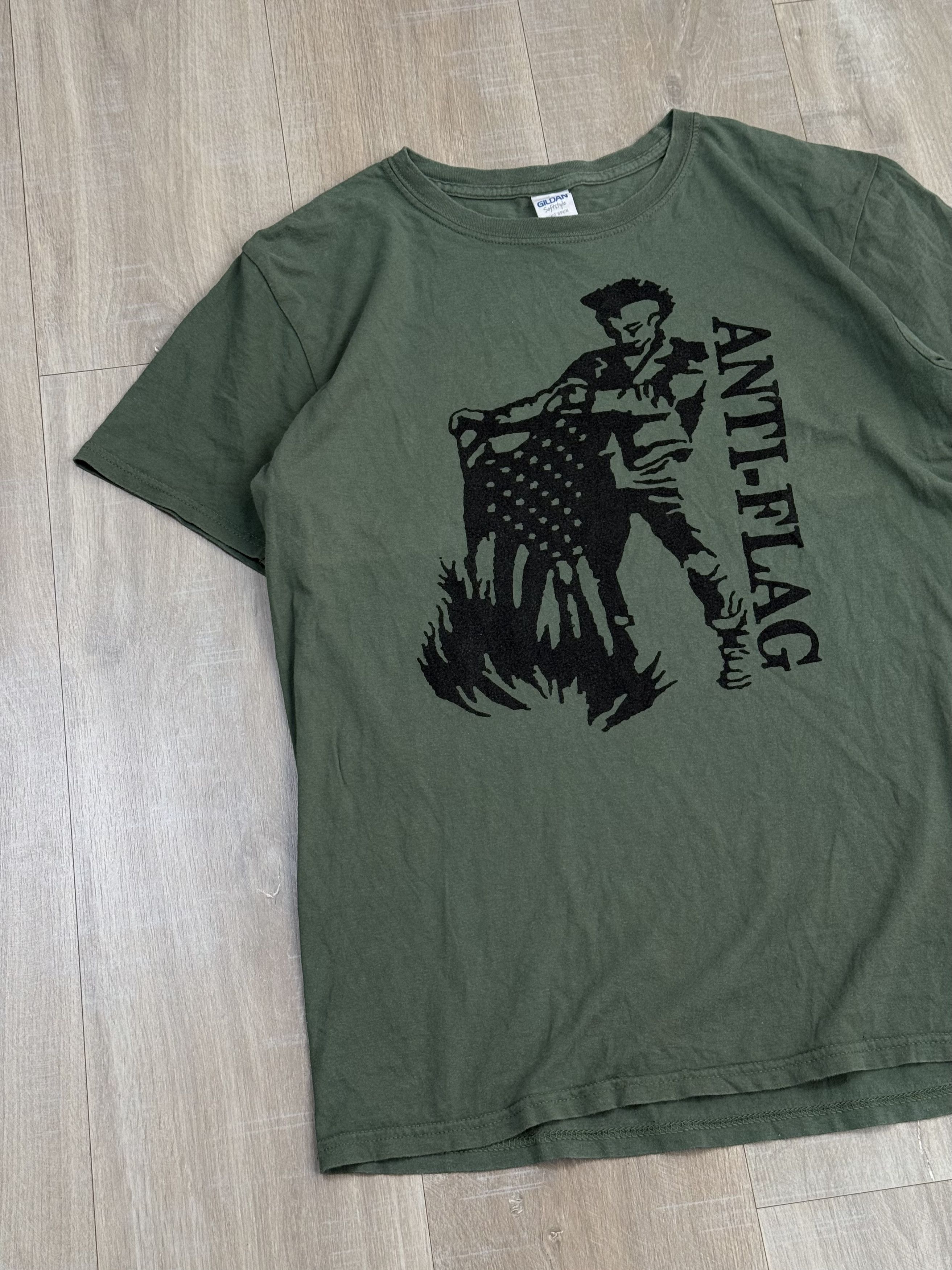 Vintage Vintage Anti-Flag Punk Rock Flag Burner Green T-shirt Size US L / EU 52-54 / 3 - 2 Thumbnail