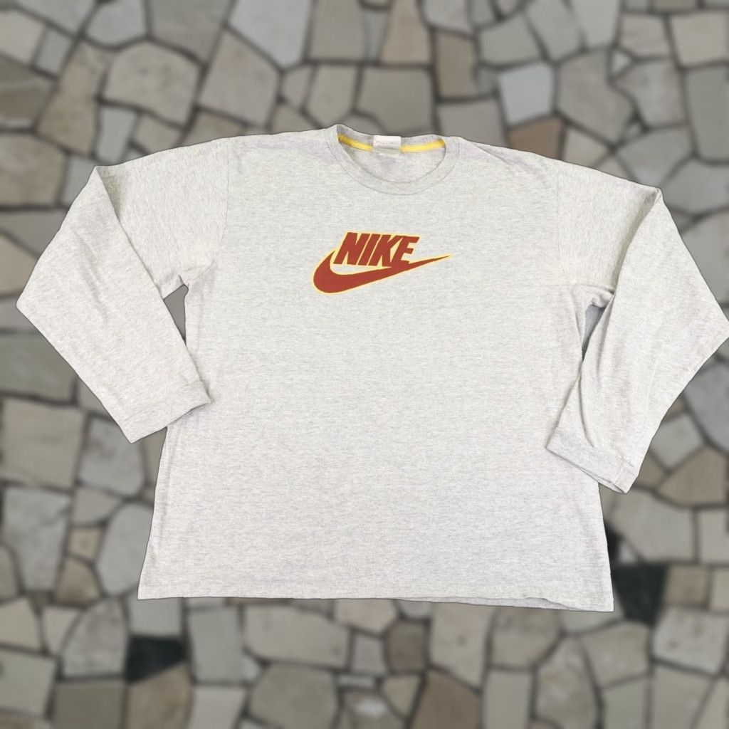 Nike Vintage Nike Shirt Mens Large Gray Red Spell Out Swoosh Crewneck Athletic Y2K Size US L / EU 52-54 / 3 - 1 Thumbnail